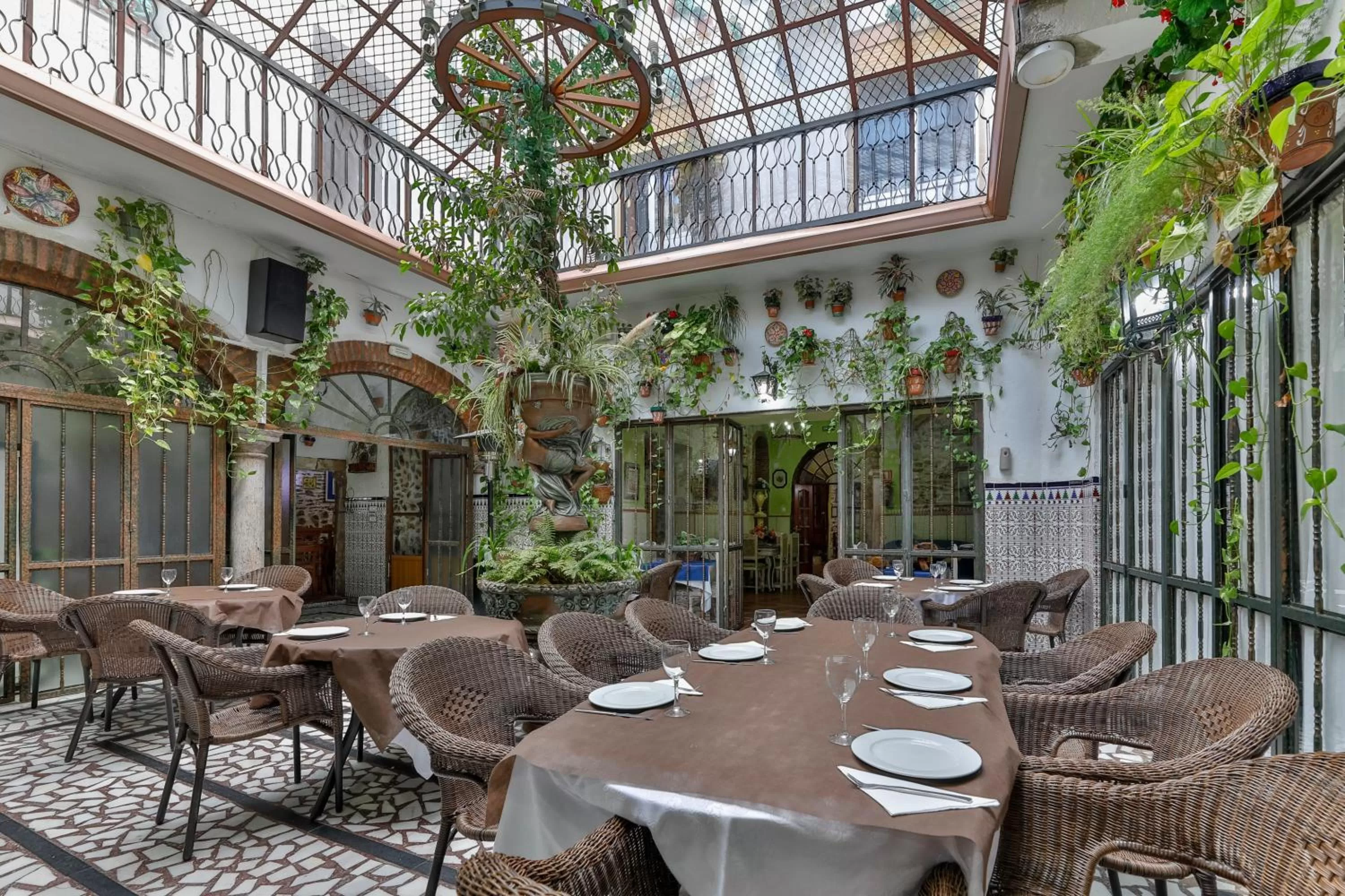 Restaurant/places to eat in Hotel Las Palmeras by Vivere Stays
