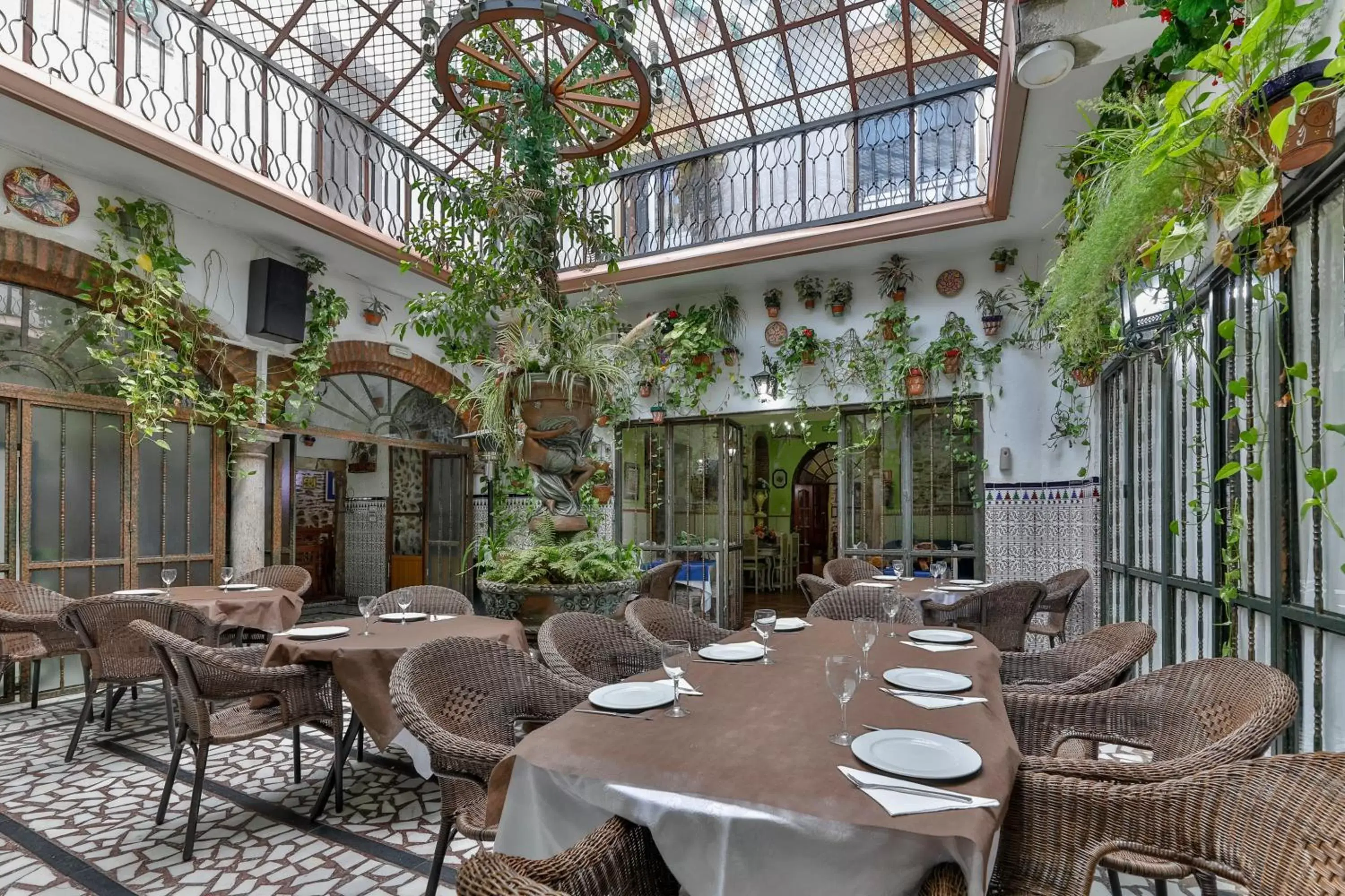 Restaurant/Places to Eat in Hotel Las Palmeras by Vivere Stays