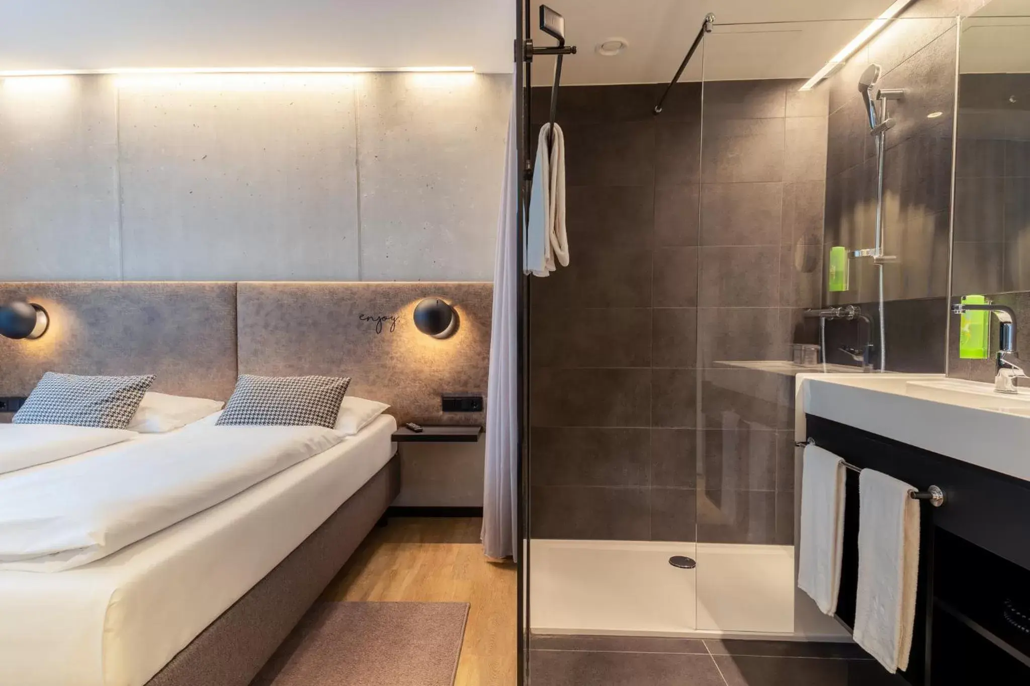 Photo of the whole room, Bathroom in arte Hotel Salzburg