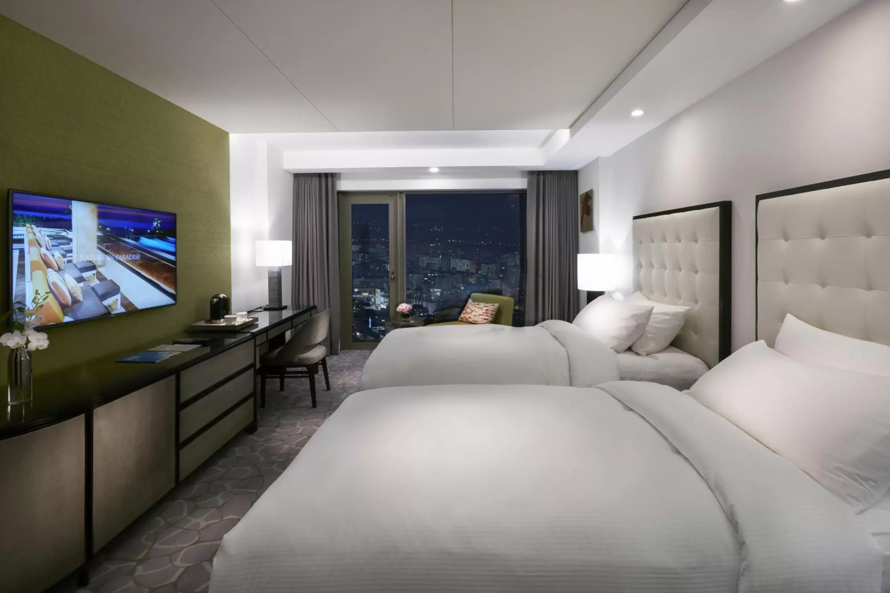 Photo of the whole room, Bed in Paradise Hotel Busan Photo of the whole room, Bed in Paradise Hotel Busan