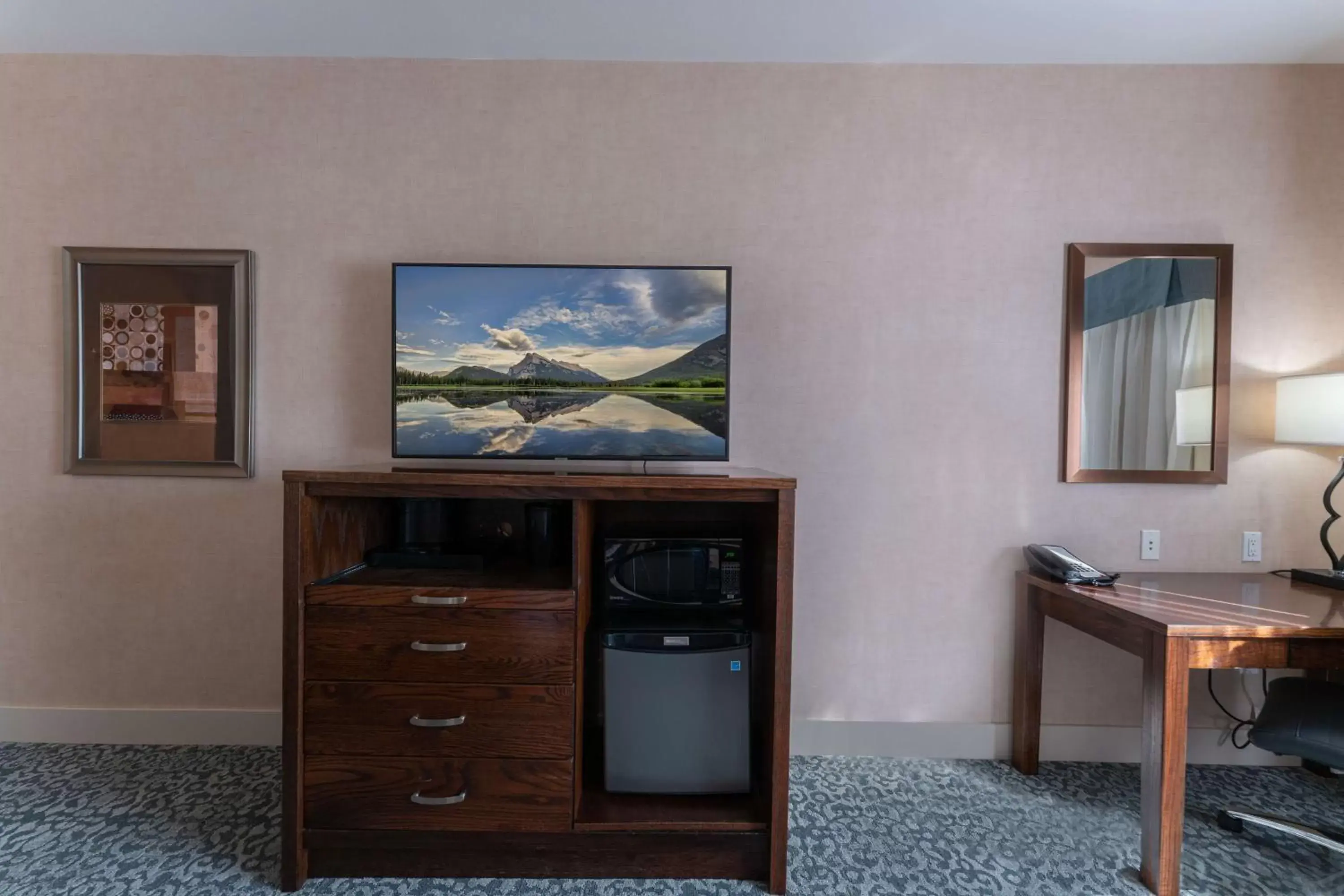 Bedroom, TV/Entertainment Center in Best Western Cranbrook Hotel