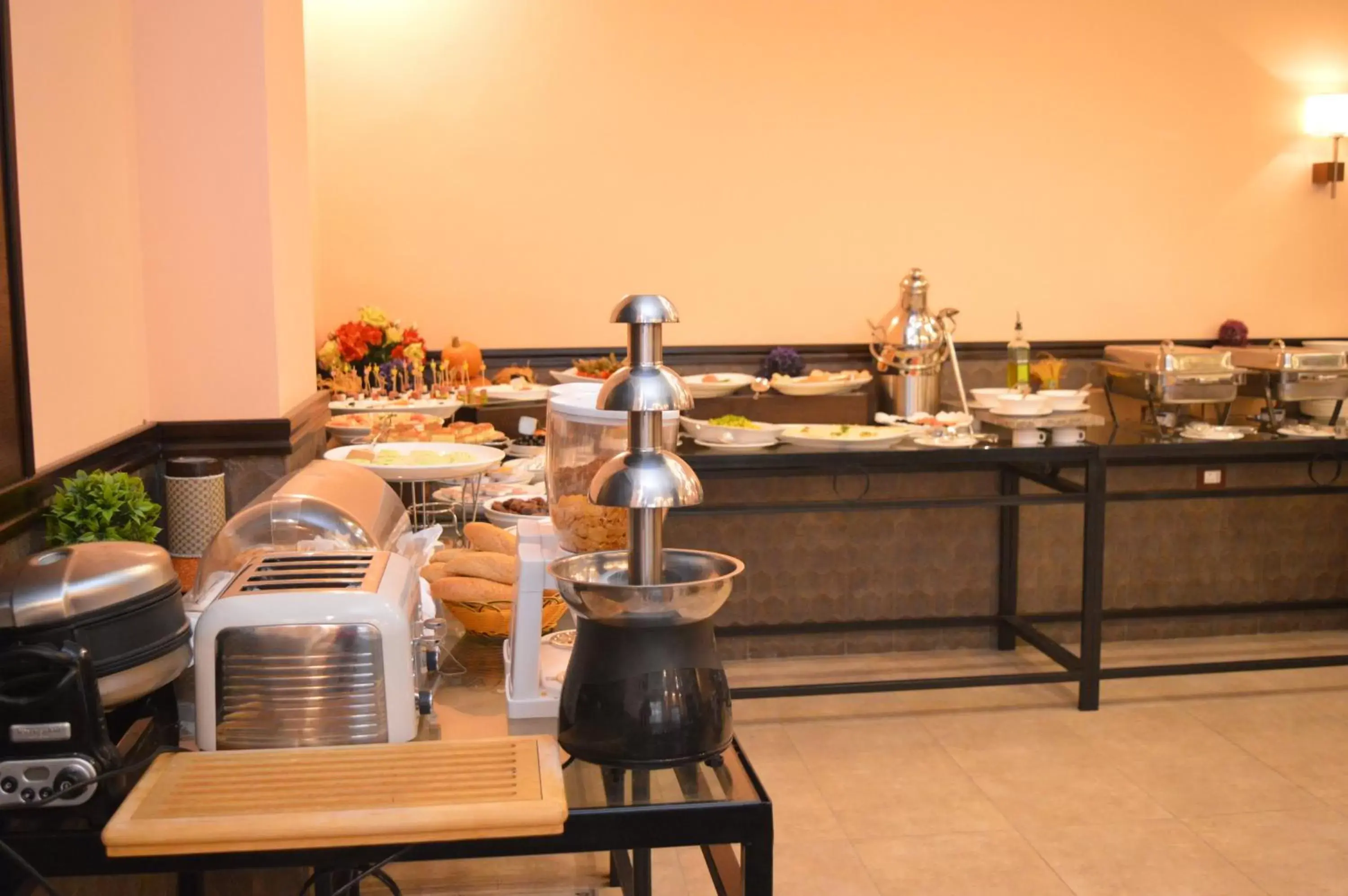 Continental breakfast, Restaurant/Places to Eat in Tilal Almadina Hotel & Suites