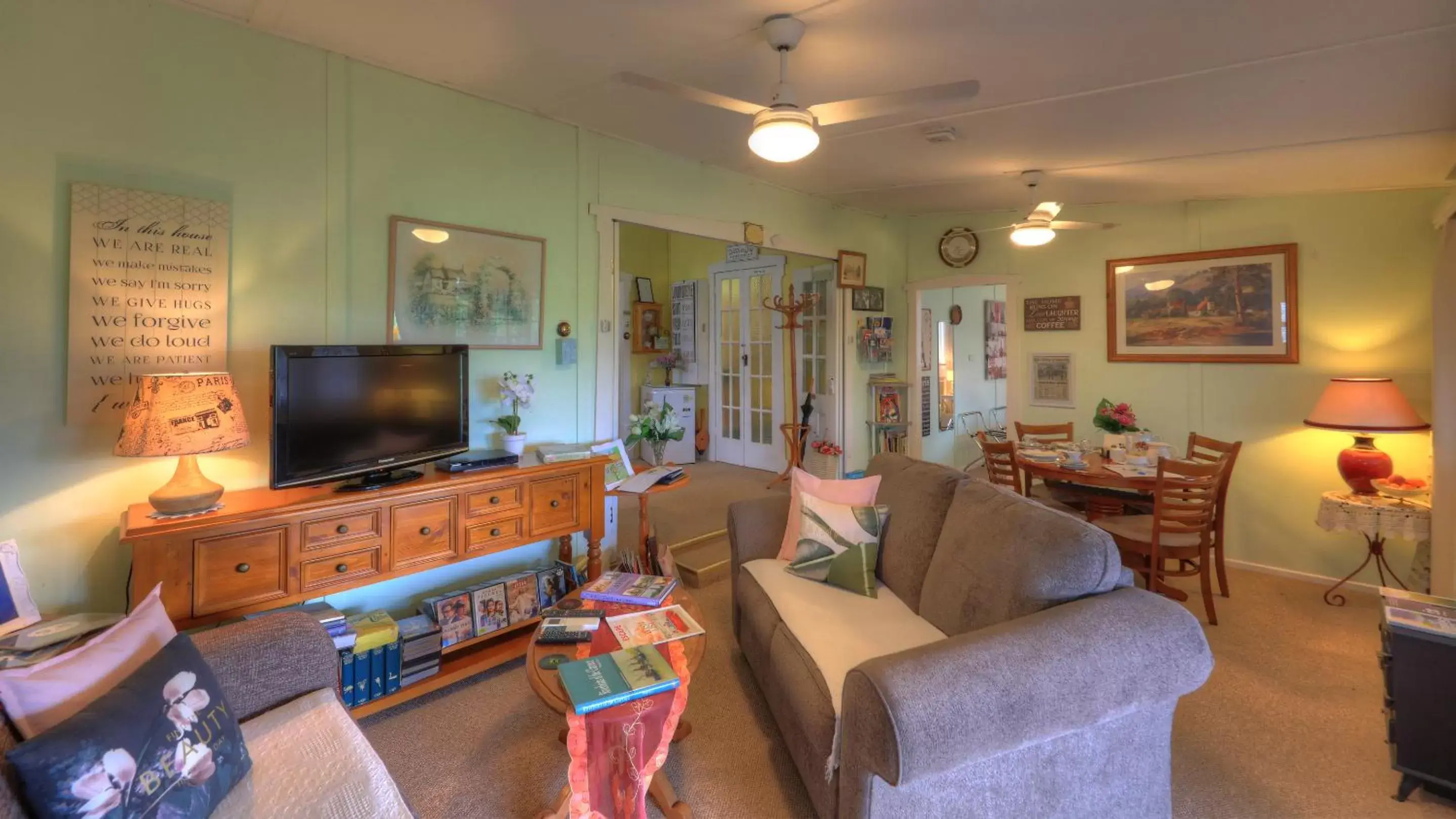 TV and multimedia, Seating Area in Andavine House - Bed & Breakfast