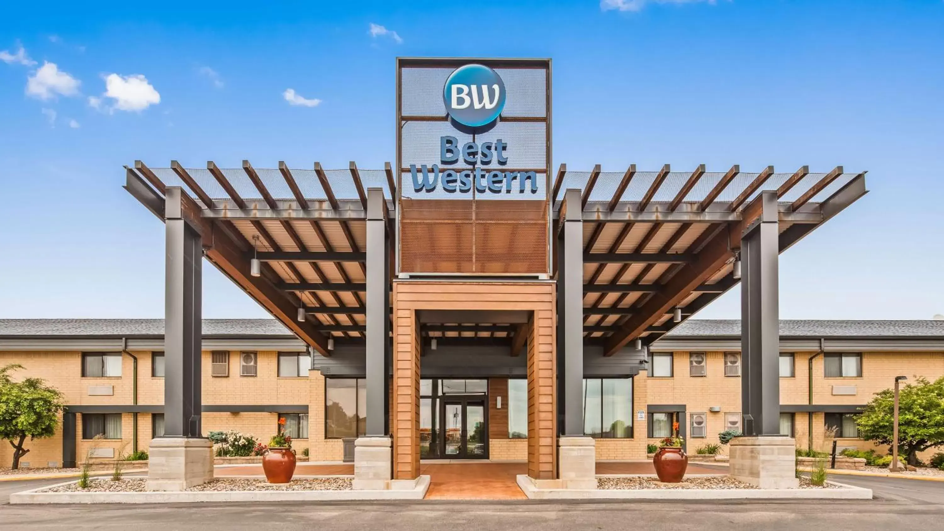 Property building in Best Western West Towne Suites