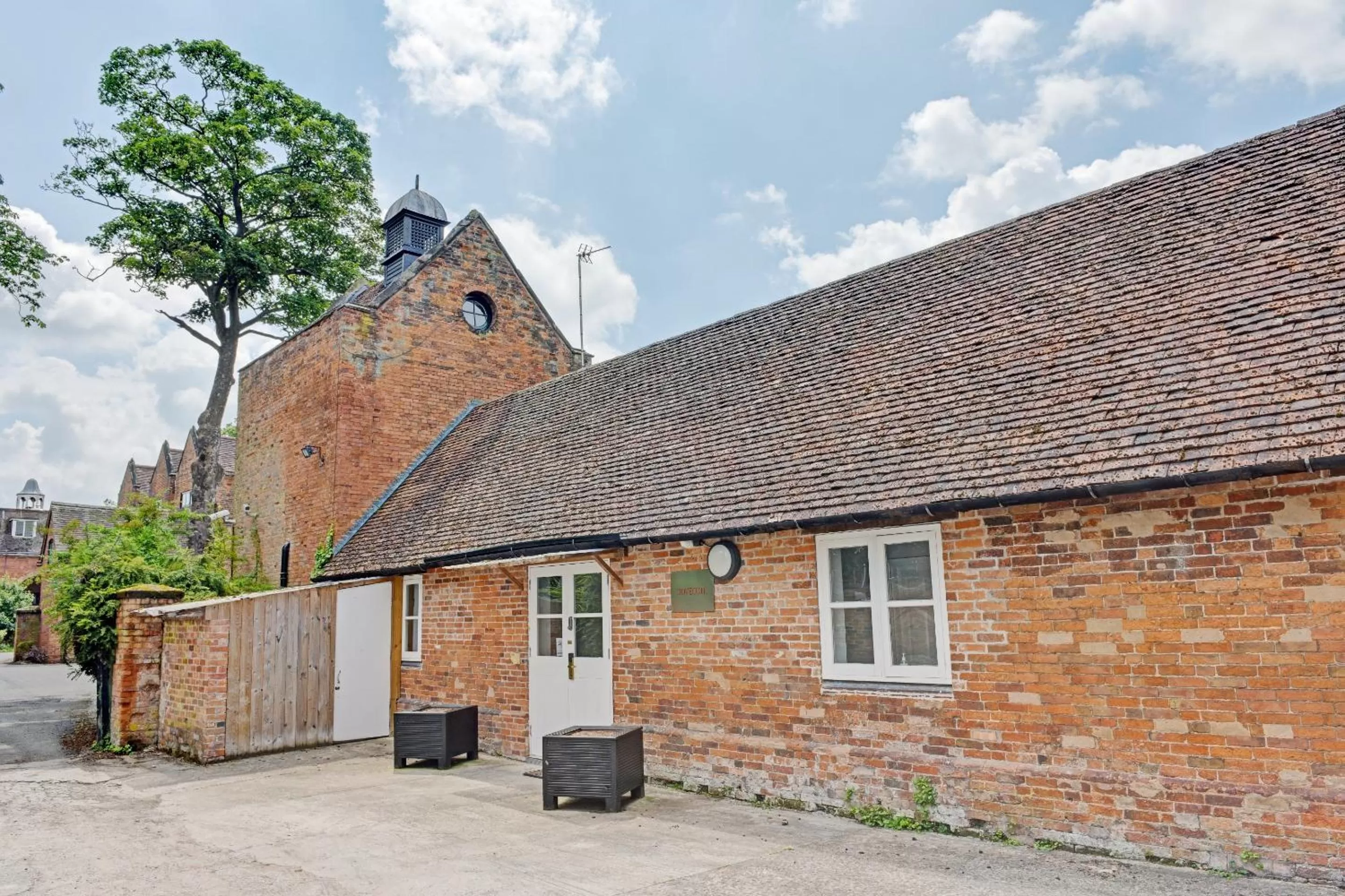 Facade/entrance, Property Building in OYO Dovecote Hotel