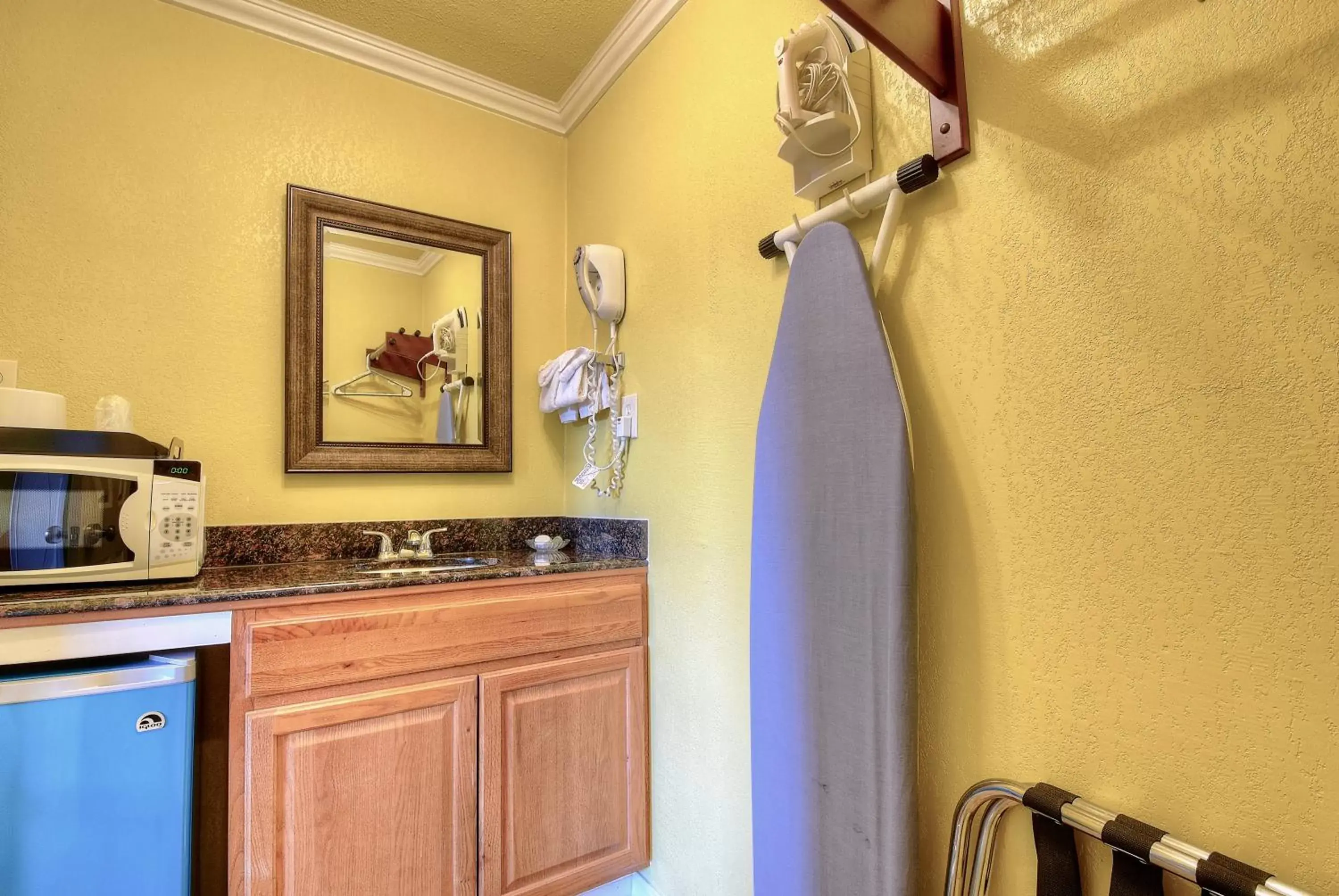 Bathroom, Kitchen/Kitchenette in Bayside Inn