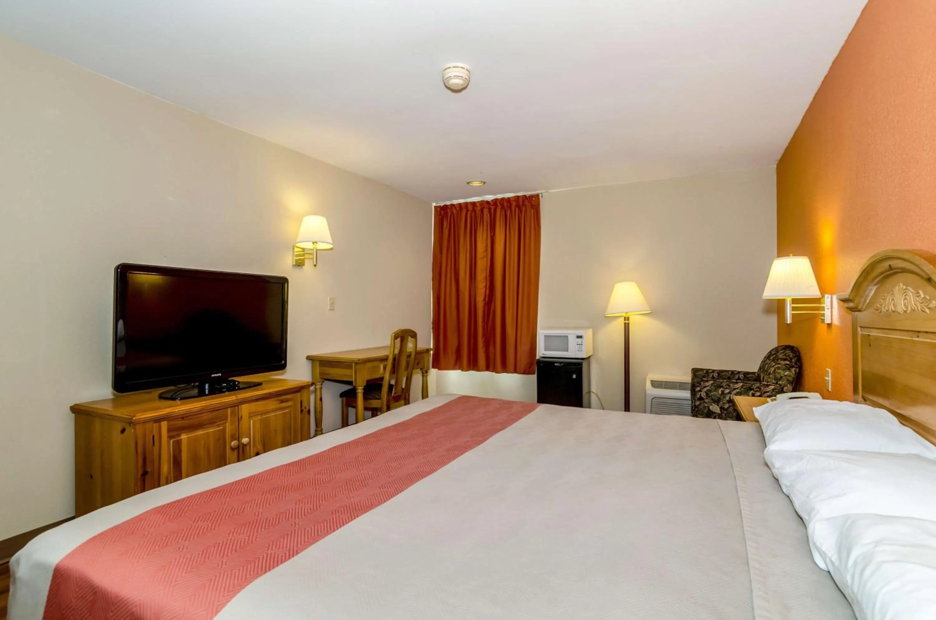 TV and multimedia, Bed in Motel 6-Newark, DE