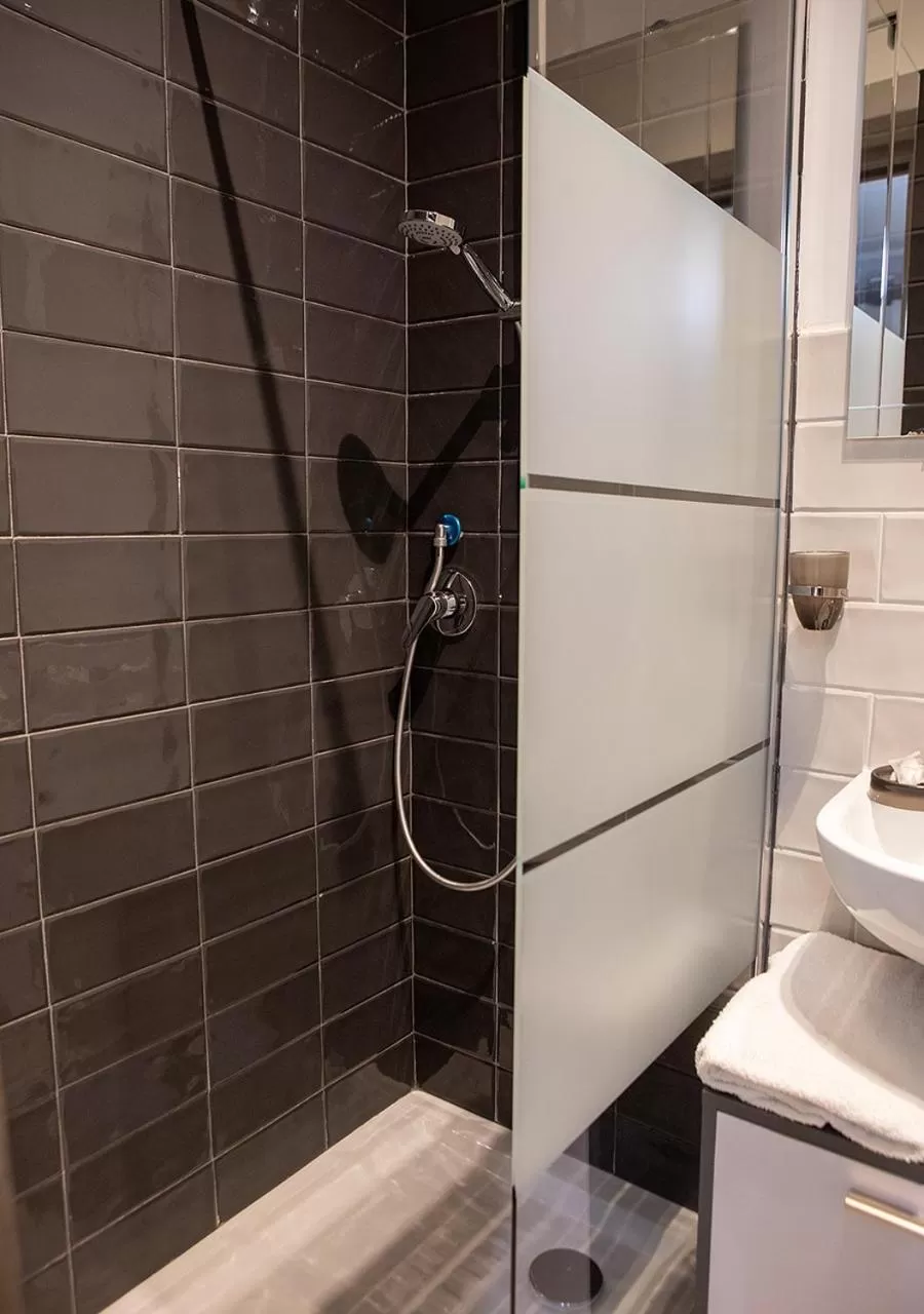 Shower, Bathroom in zuroli suite