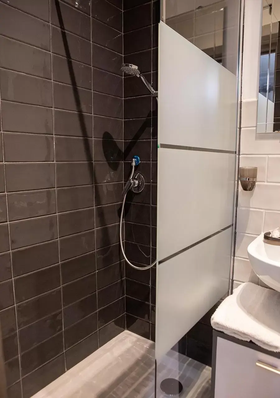 Shower, Bathroom in zuroli suite