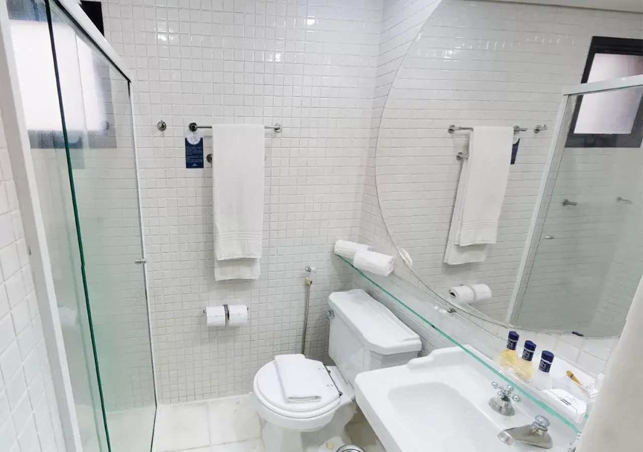 Bathroom in Estanplaza Funchal Faria Lima Bathroom in Estanplaza Funchal Faria Lima