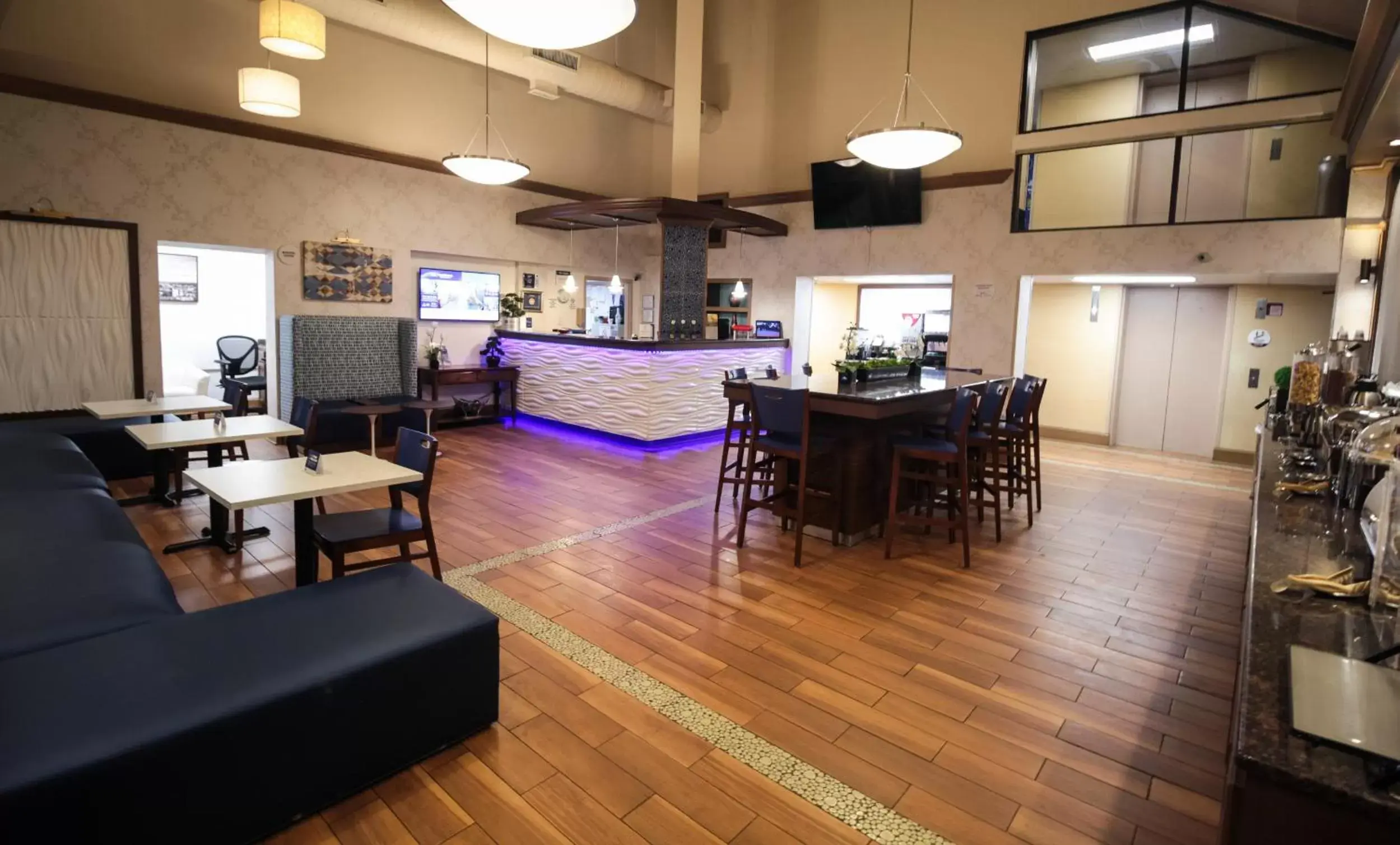 Lobby or reception, Restaurant/Places to Eat in Best Western Hampton Coliseum Inn