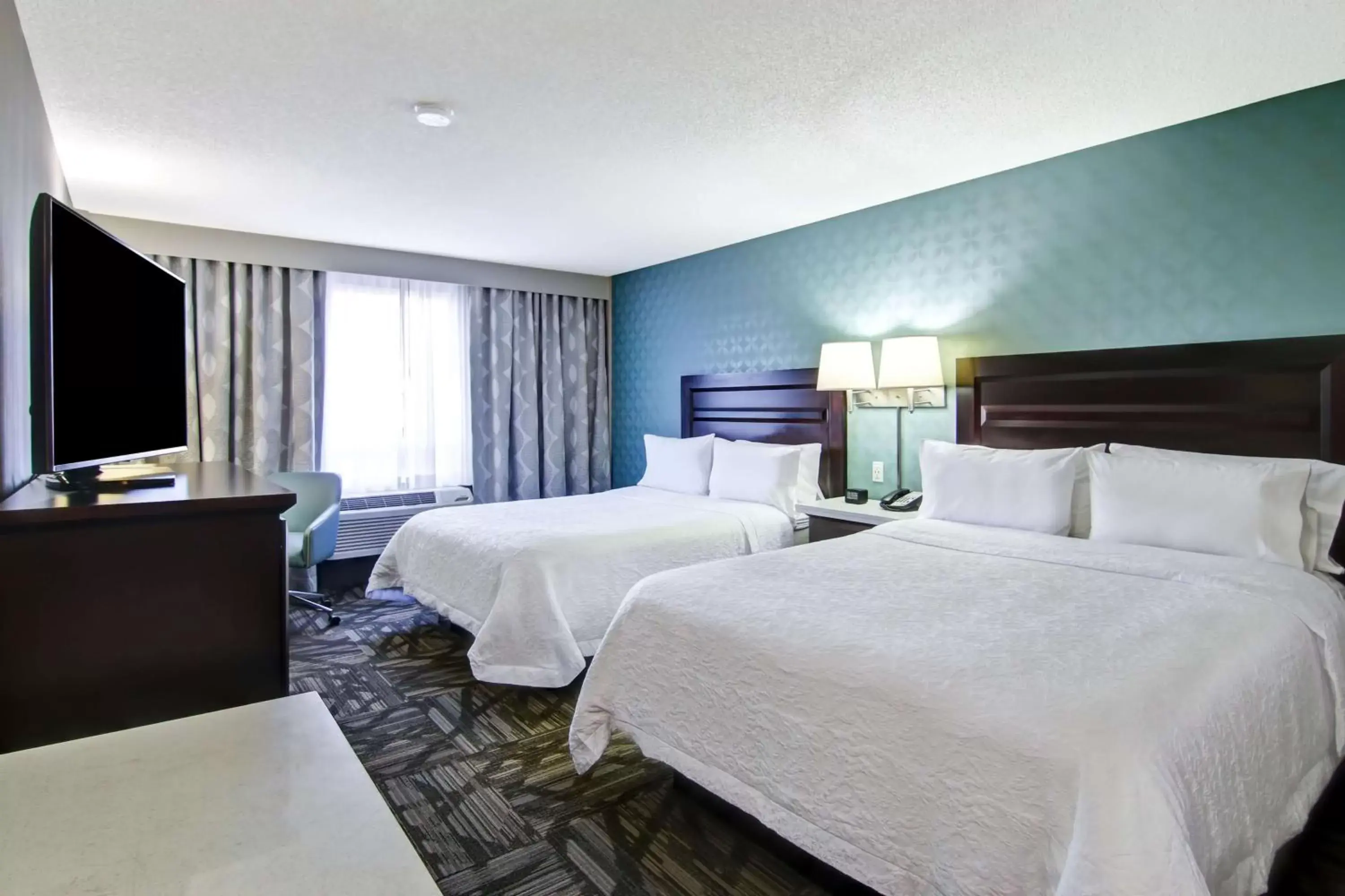 Bedroom, Bed in Hampton Inn & Suites by Hilton Calgary-Airport