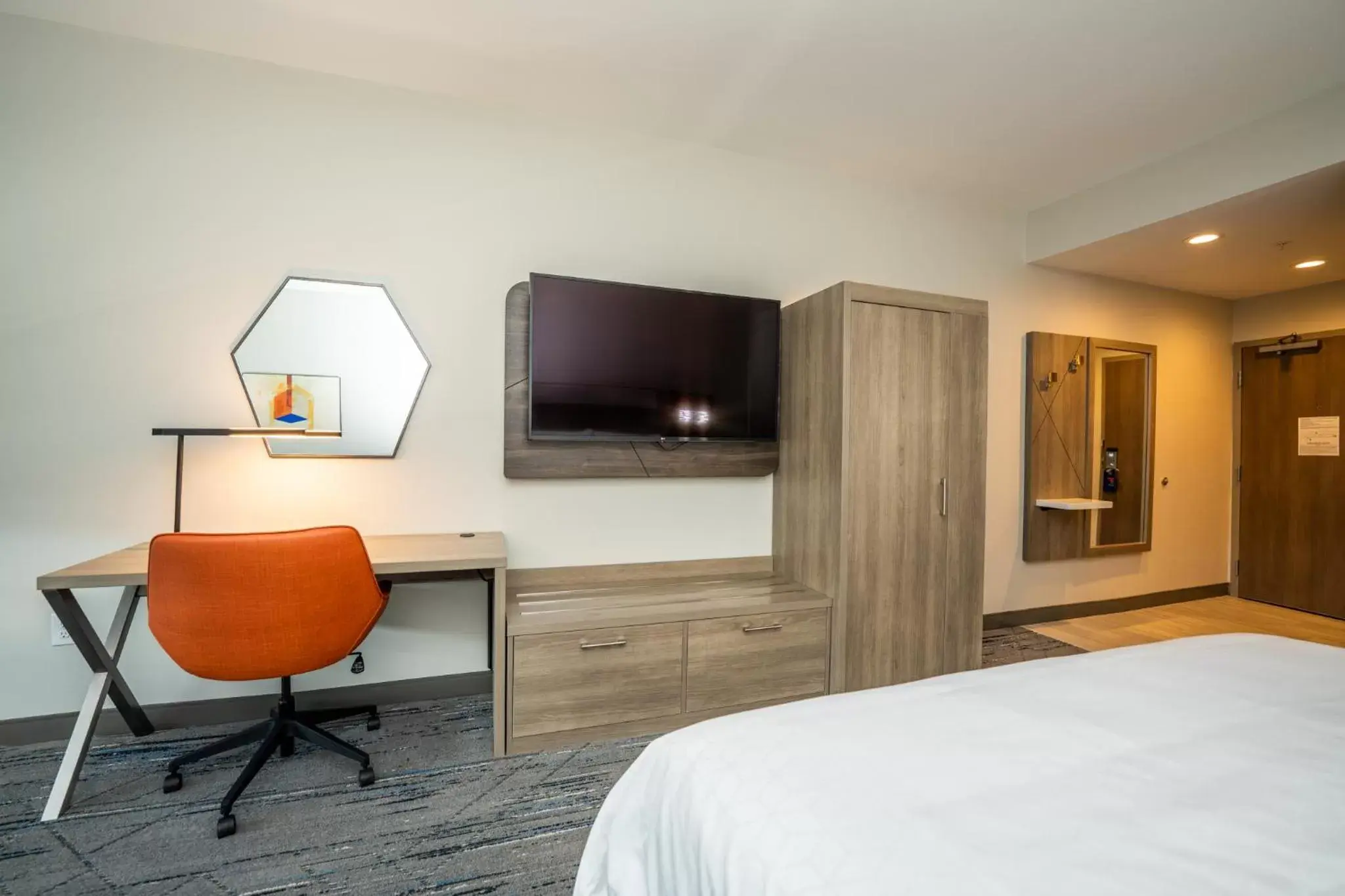 Bedroom, TV/Entertainment Center in Holiday Inn Express & Suites Charlottesville, an IHG Hotel