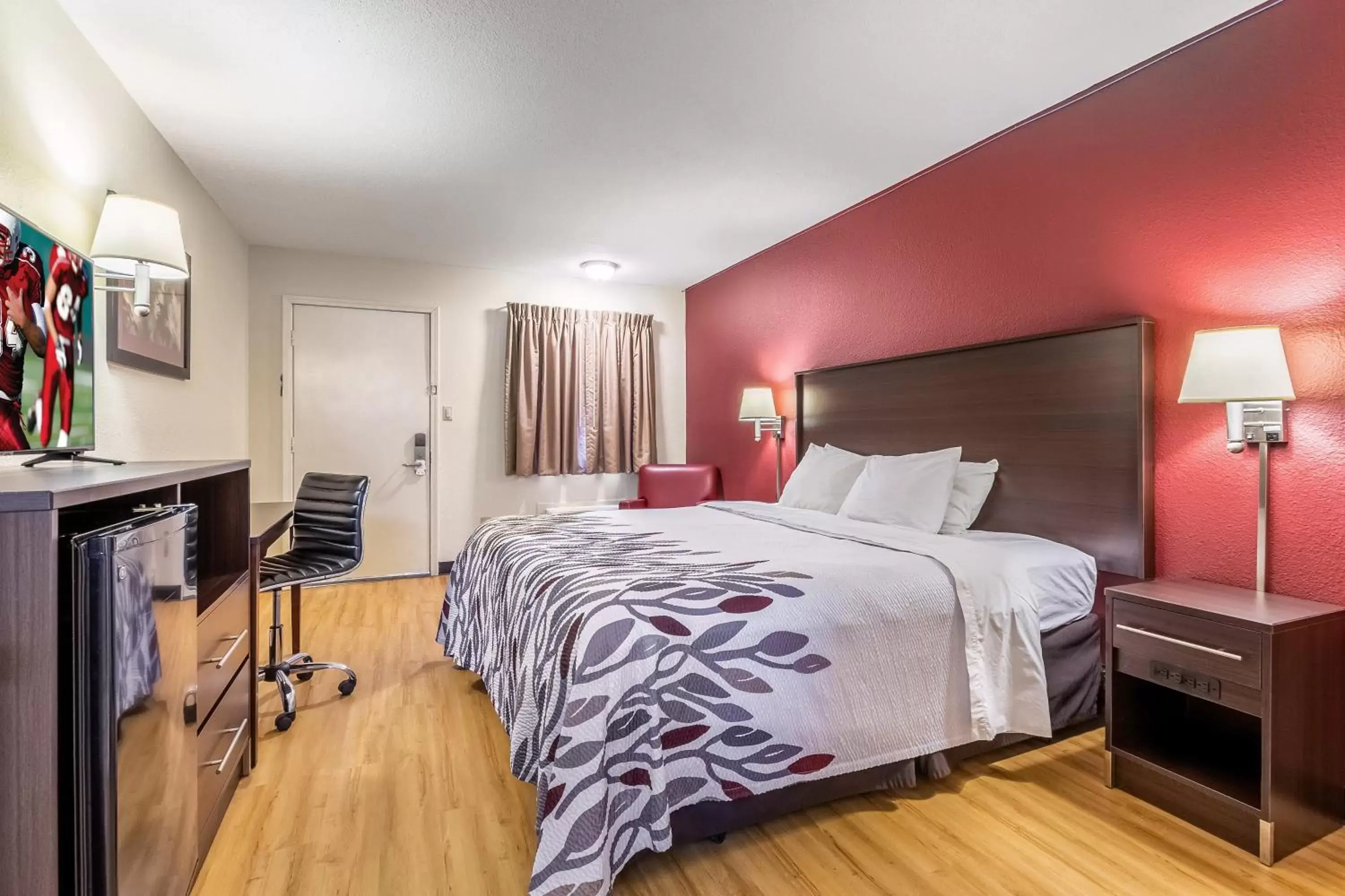 Bedroom, Bed in Red Roof Inn Scottsburg