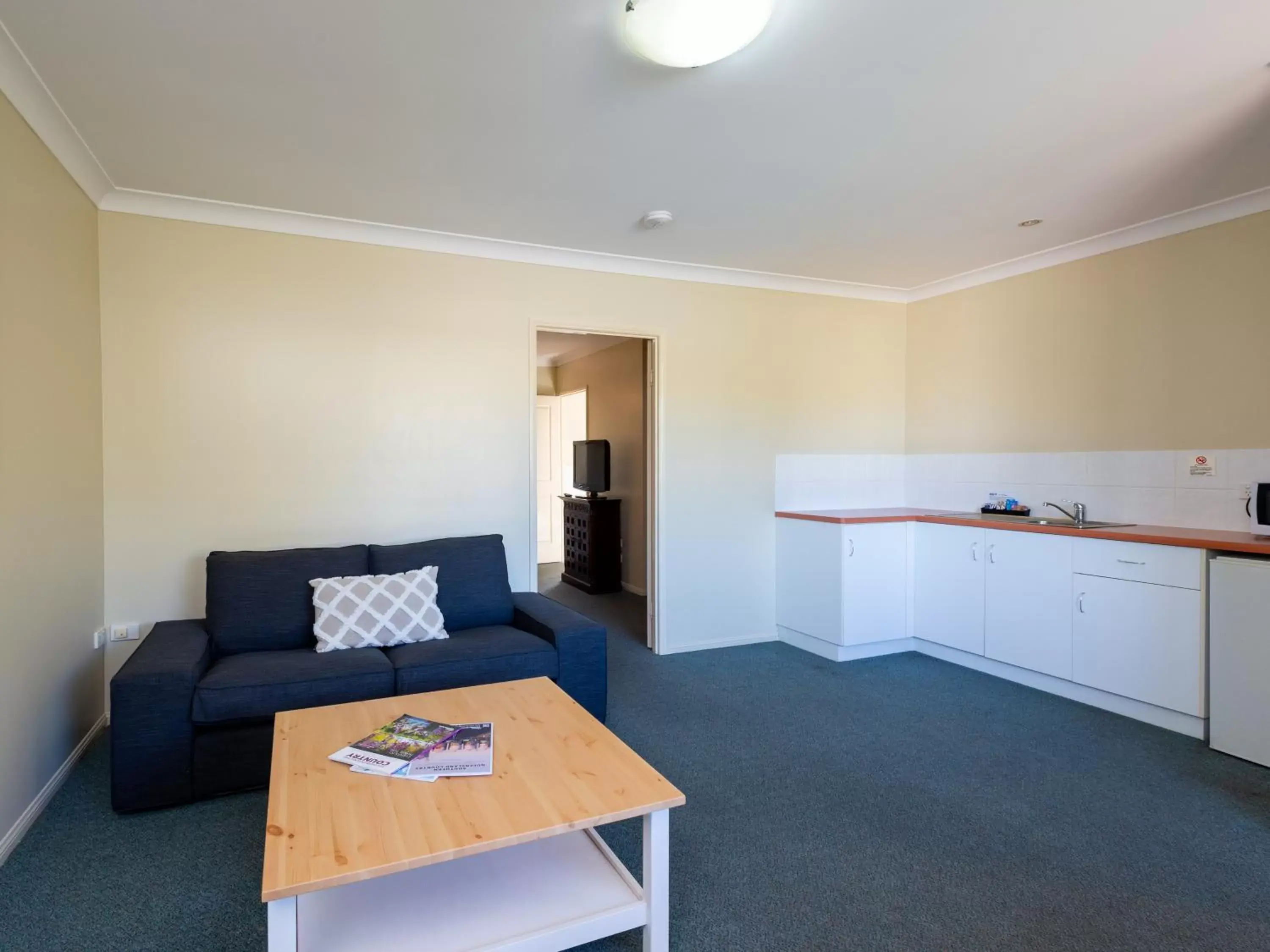 Kitchen or kitchenette, Seating Area in Villa Nova Motel