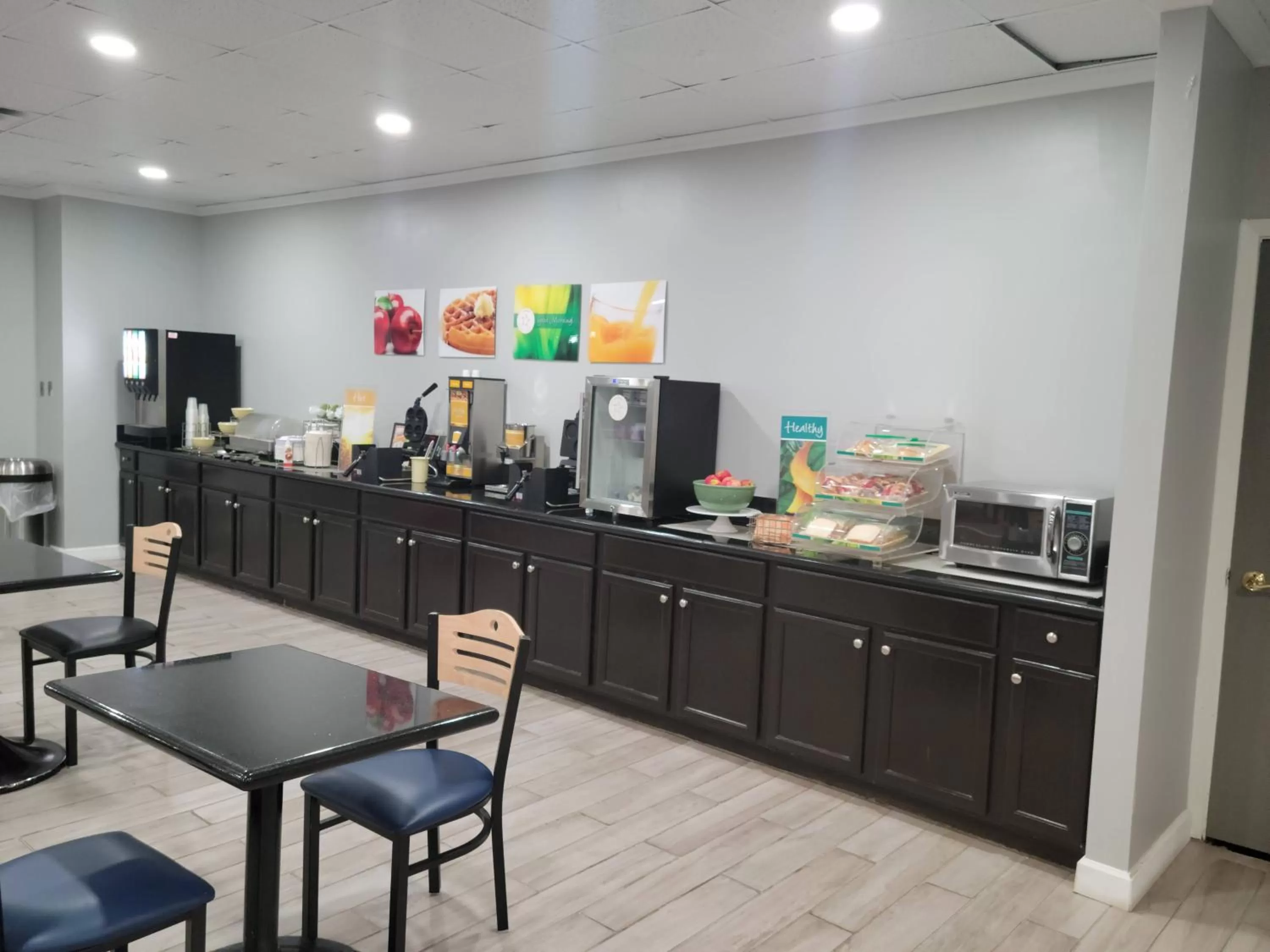 Buffet breakfast in Quality Inn Terre Haute University Area