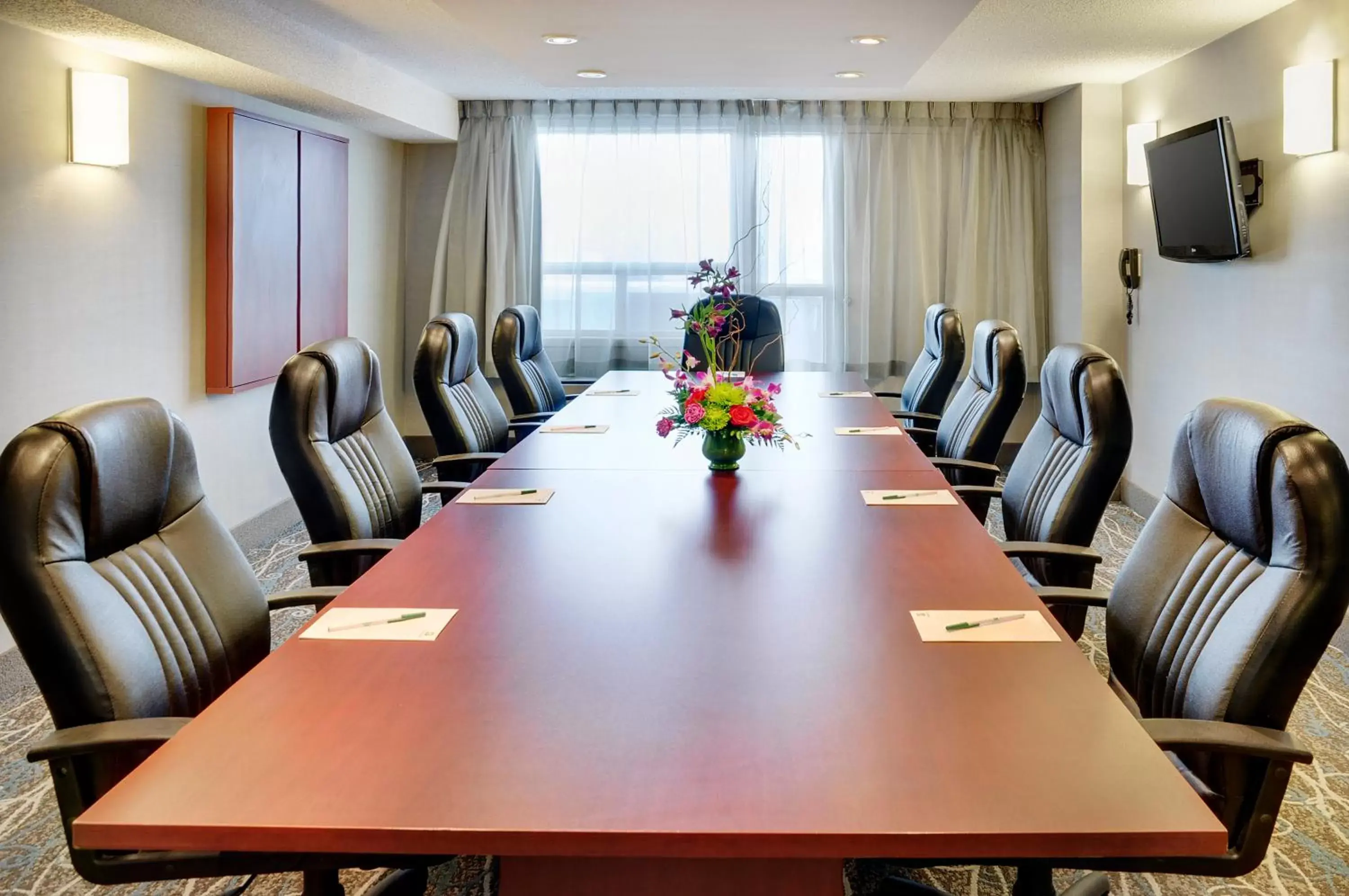 Meeting/conference room in Holiday Inn Hotel & Suites London, an IHG Hotel