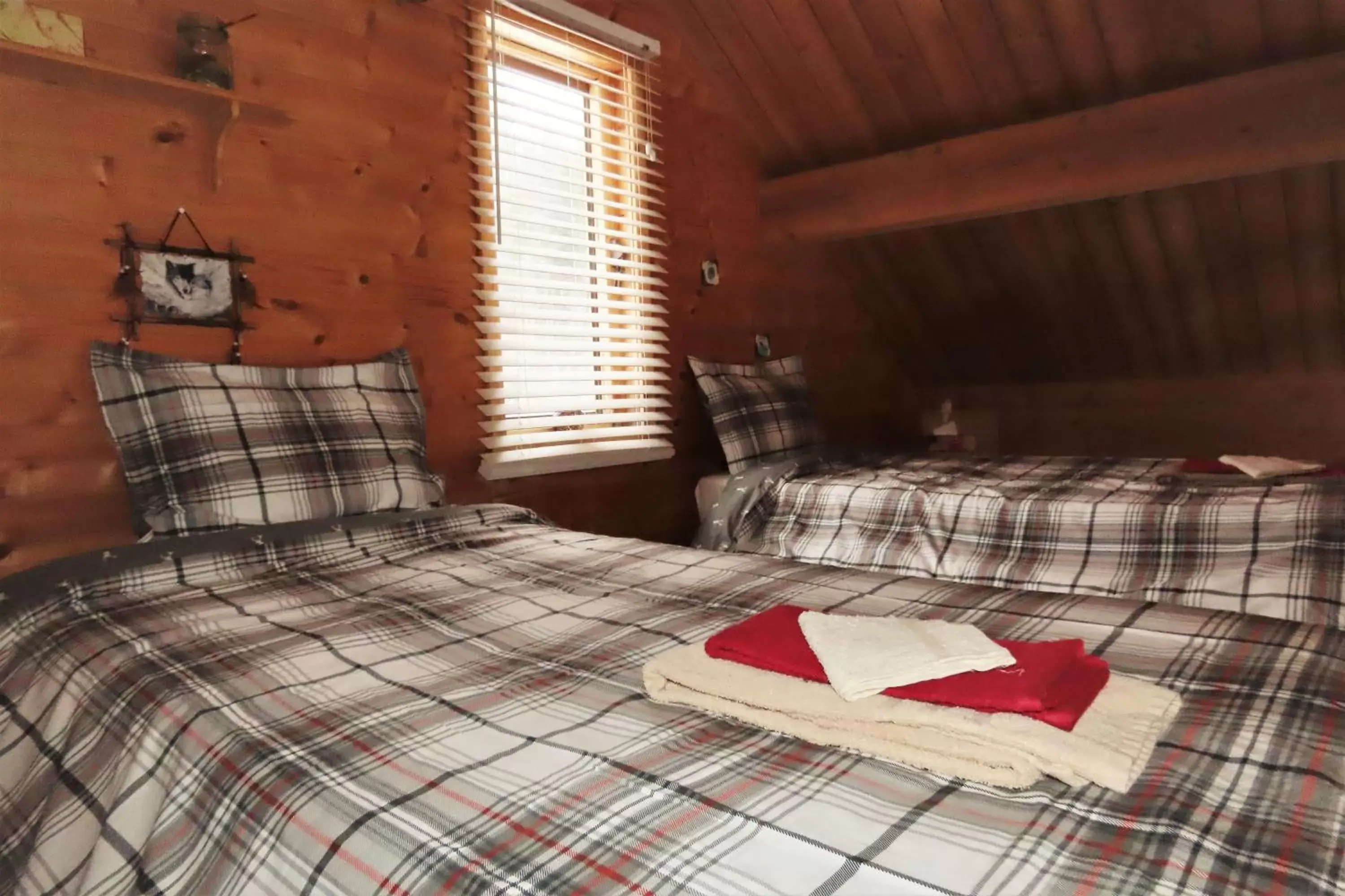 Bedroom, Bed in Rocky Ridge Resort-BC