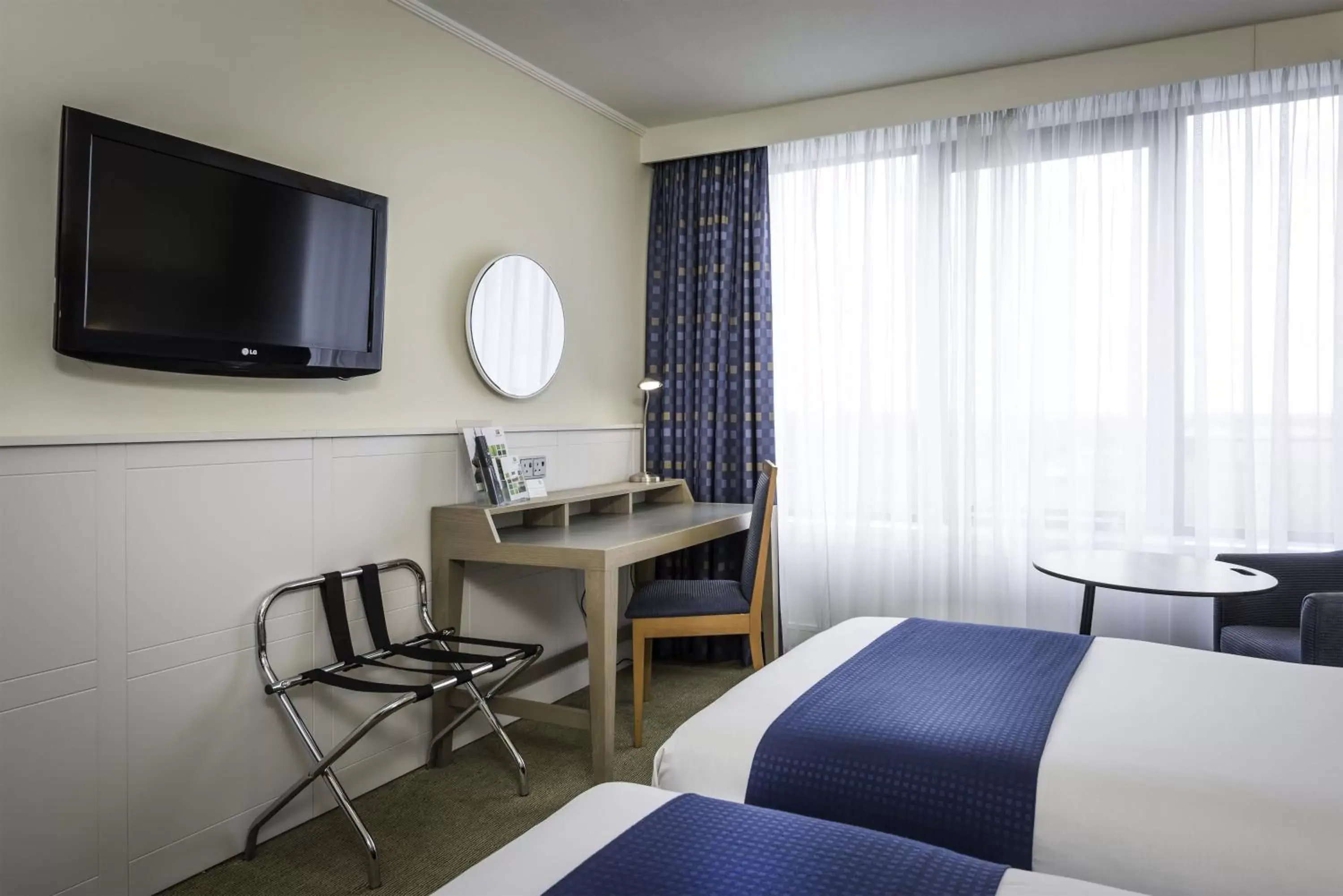 Bed, TV/Entertainment Center in Holiday Inn Milton Keynes Central, an IHG Hotel