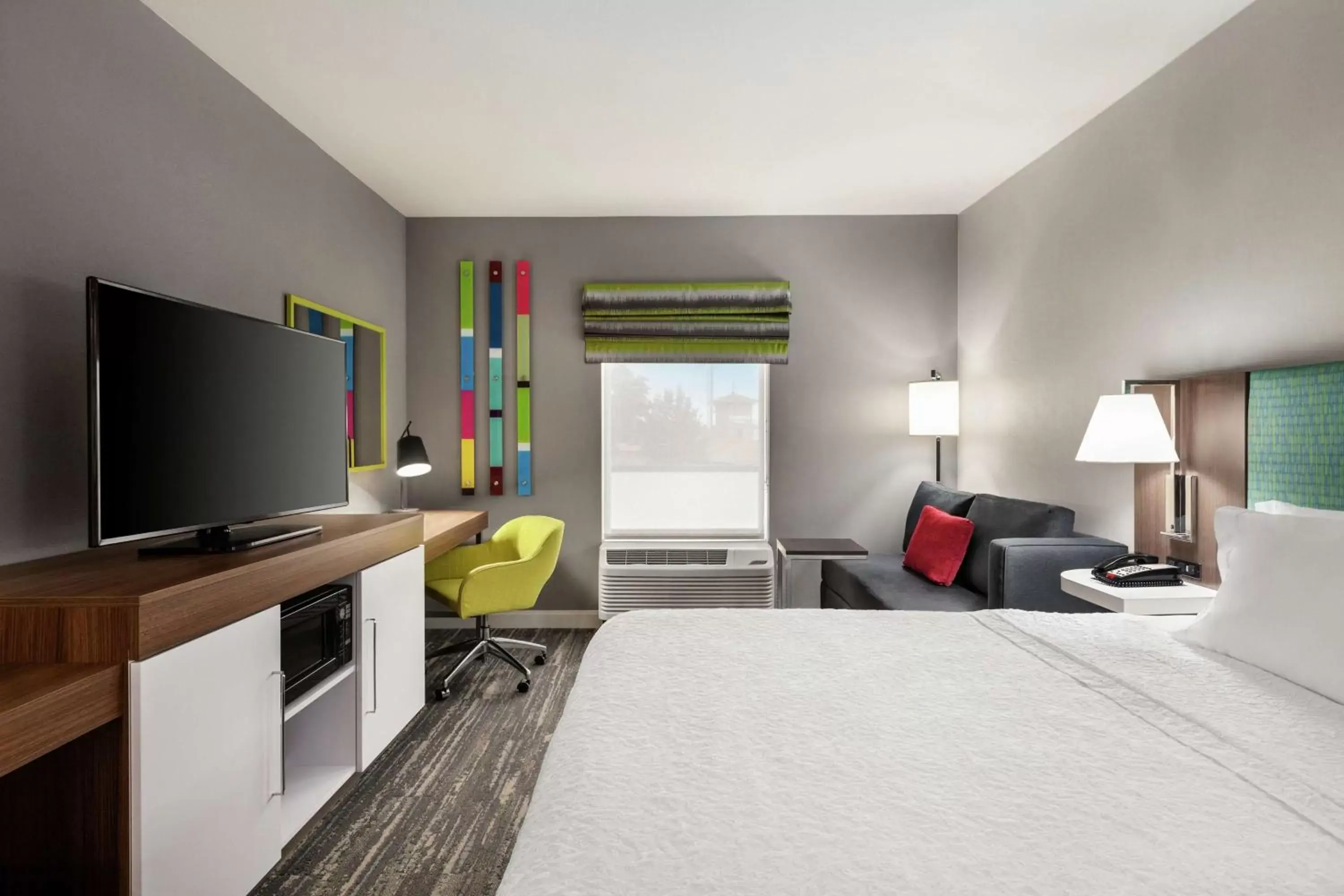 Bedroom, TV/Entertainment Center in Hampton by Hilton Oklahoma City I-40 East- Tinker AFB