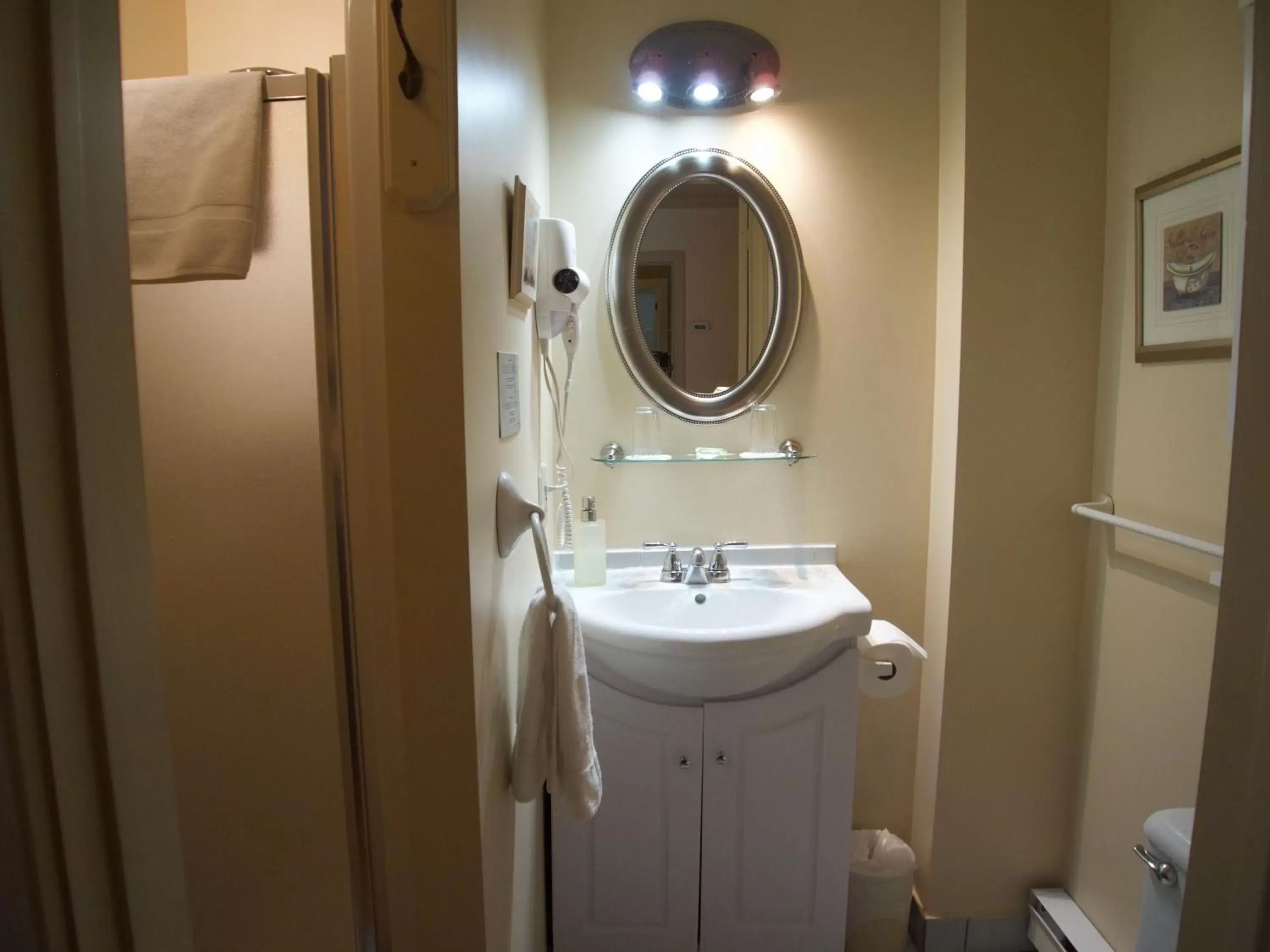 Bathroom in Au Manoir de la rue Merry