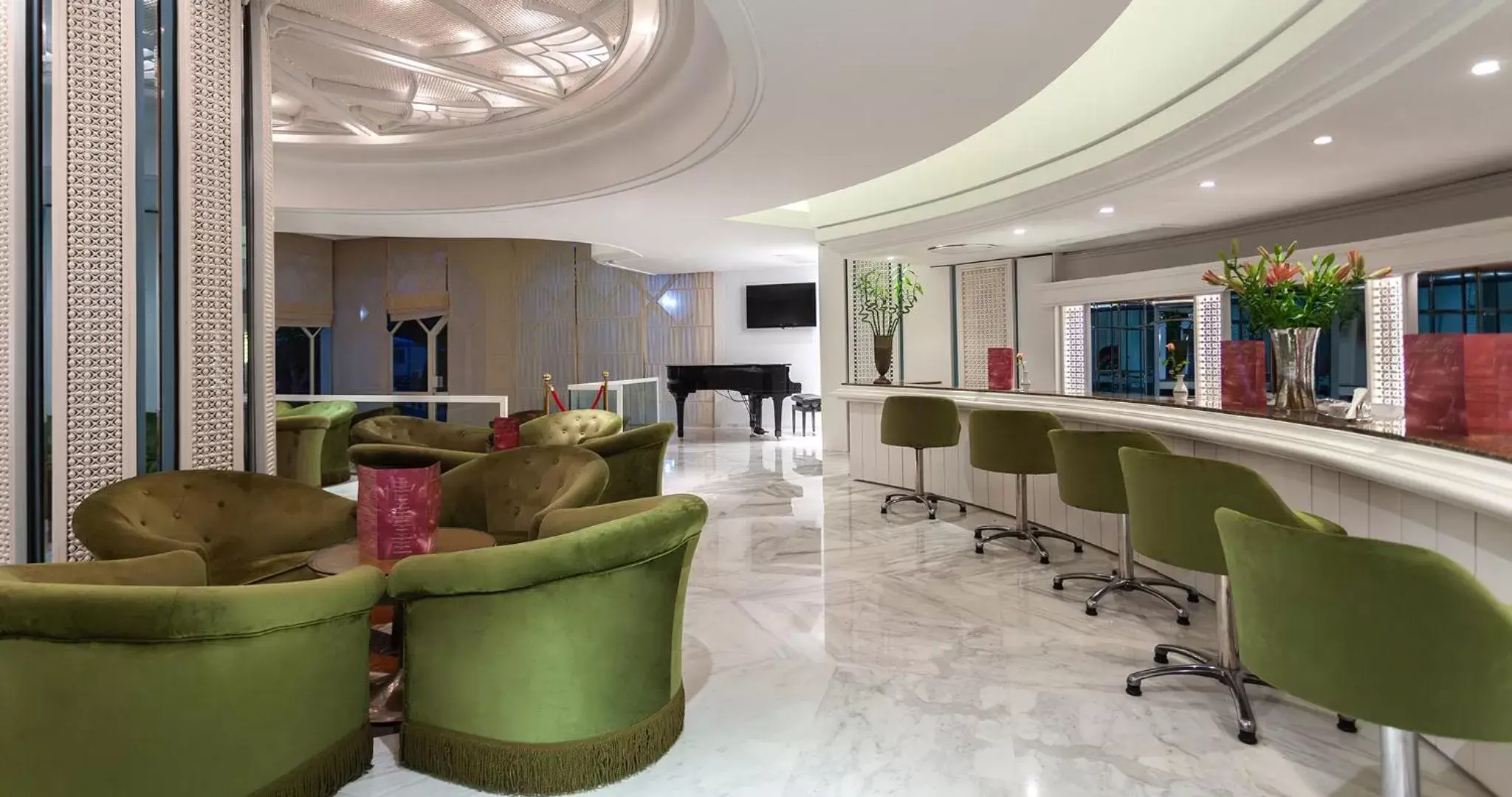 Lounge or bar in El Mouradi Palace- Couple et Famille uniquement Lounge or bar in El Mouradi Palace- Couple et Famille uniquement