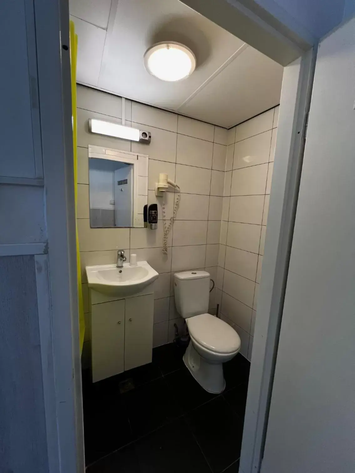 Shower, Bathroom in Budget Trianon Hotel