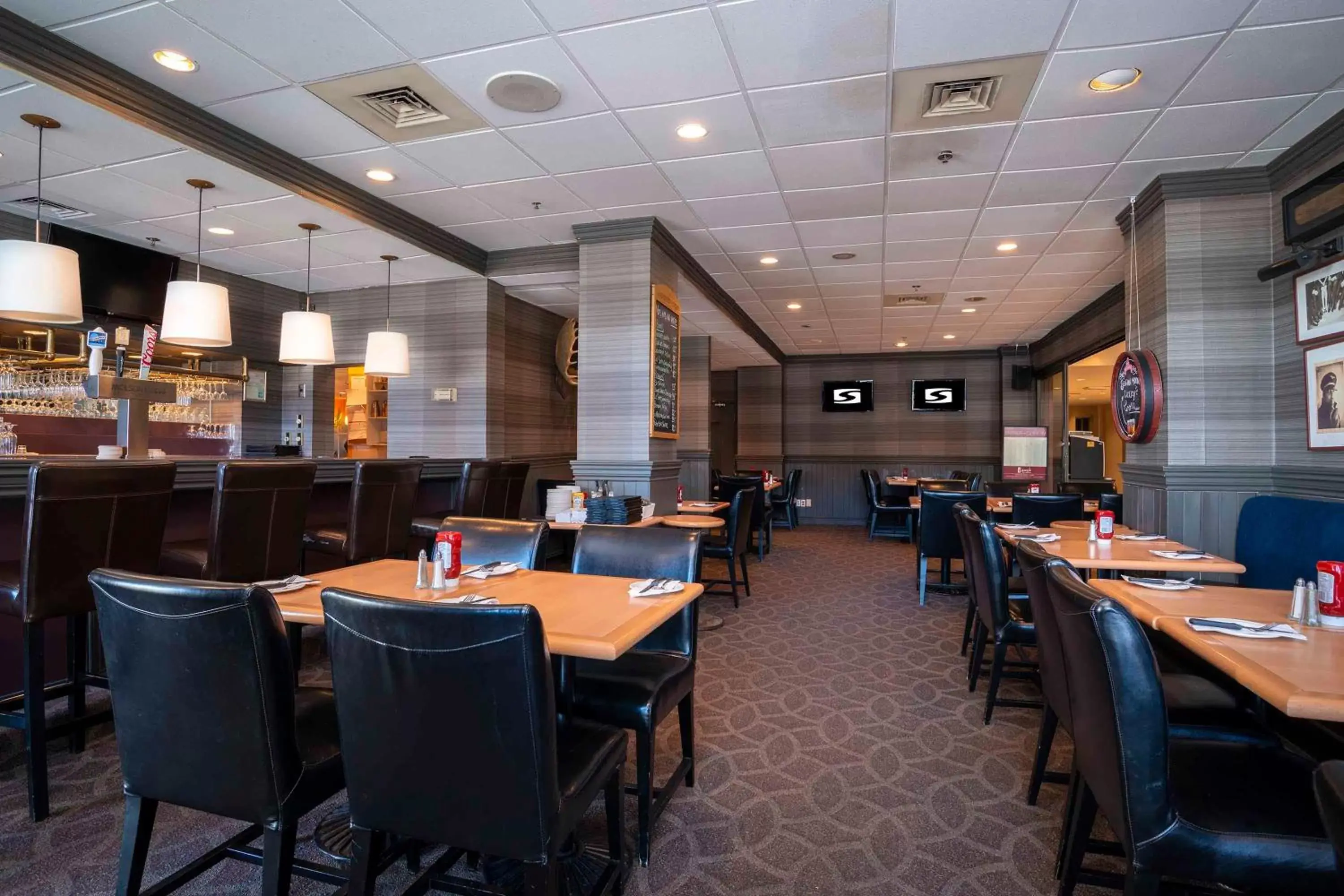 Lounge or bar, Restaurant/Places to Eat in Sandman Hotel Montreal - Longueuil