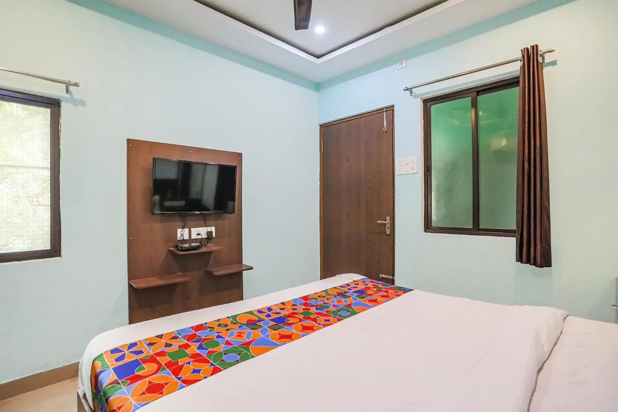Communal lounge/ TV room, Bed in FabExpress Banarasi Kothi