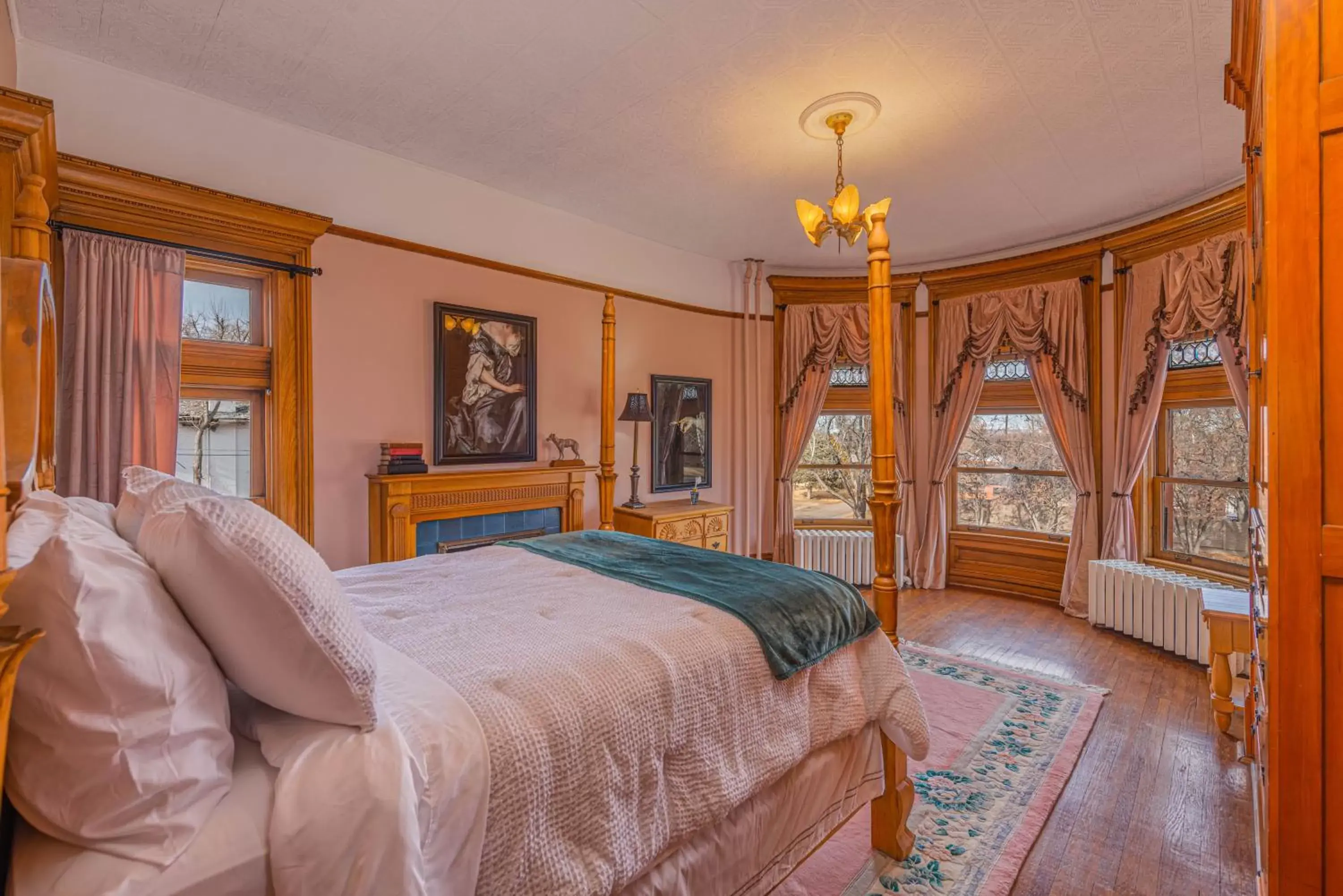 Superior Double Room in Orman Mansion - Pueblo's Most Luxurious Stay!