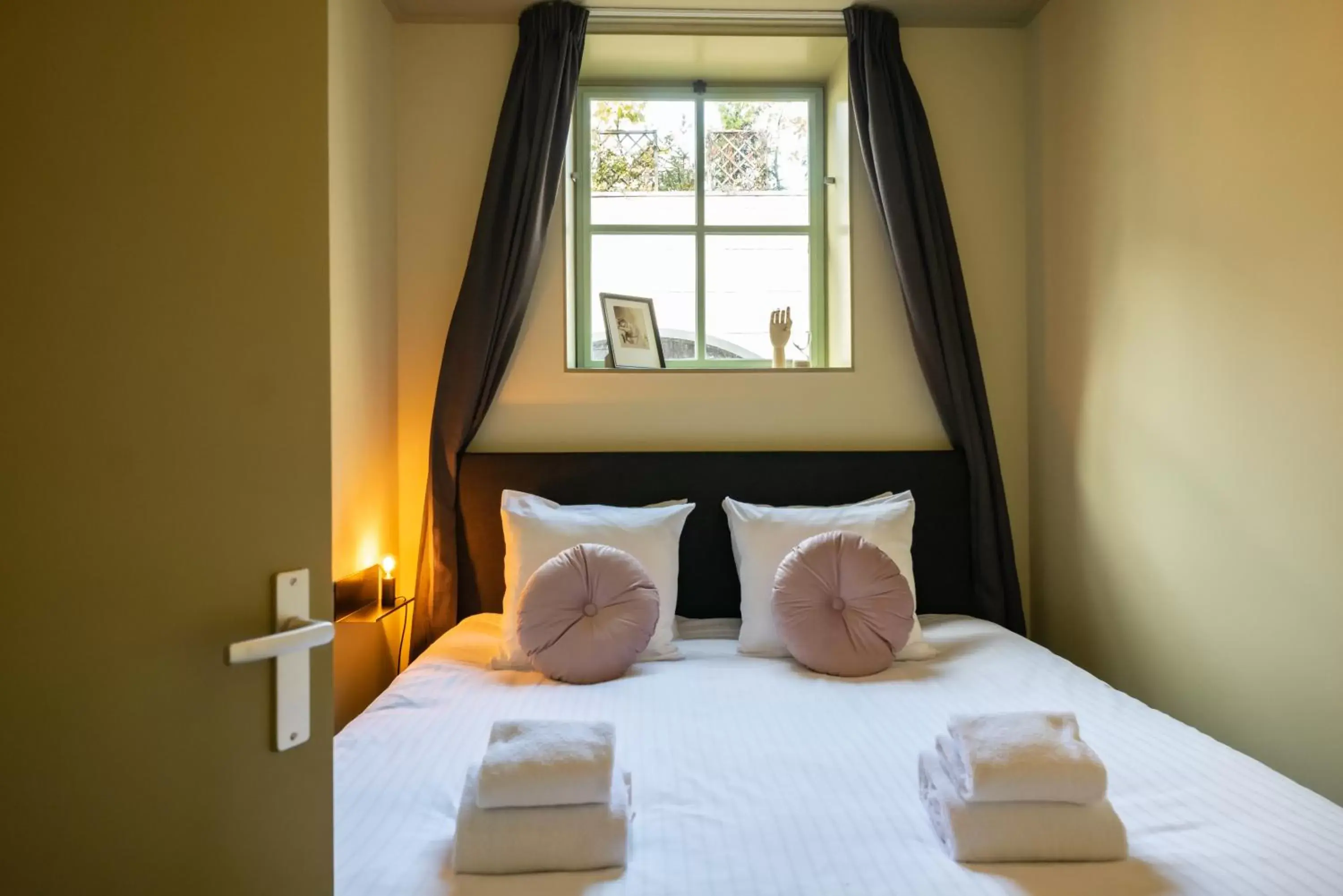 Bedroom, Bed in Hotel Corps de Garde