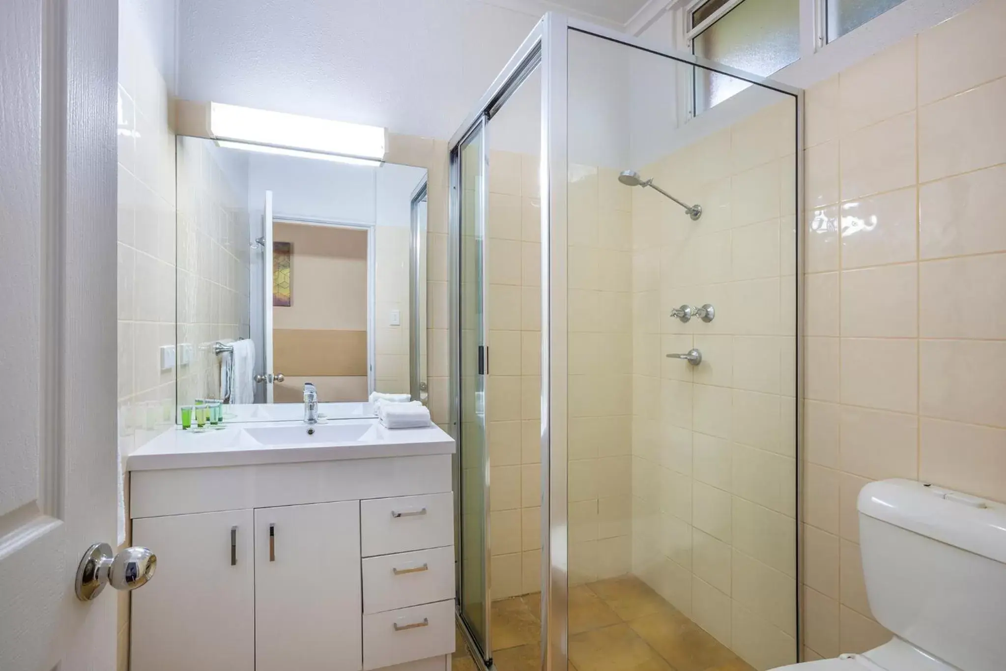 Shower, Bathroom in Boomerang Hotel