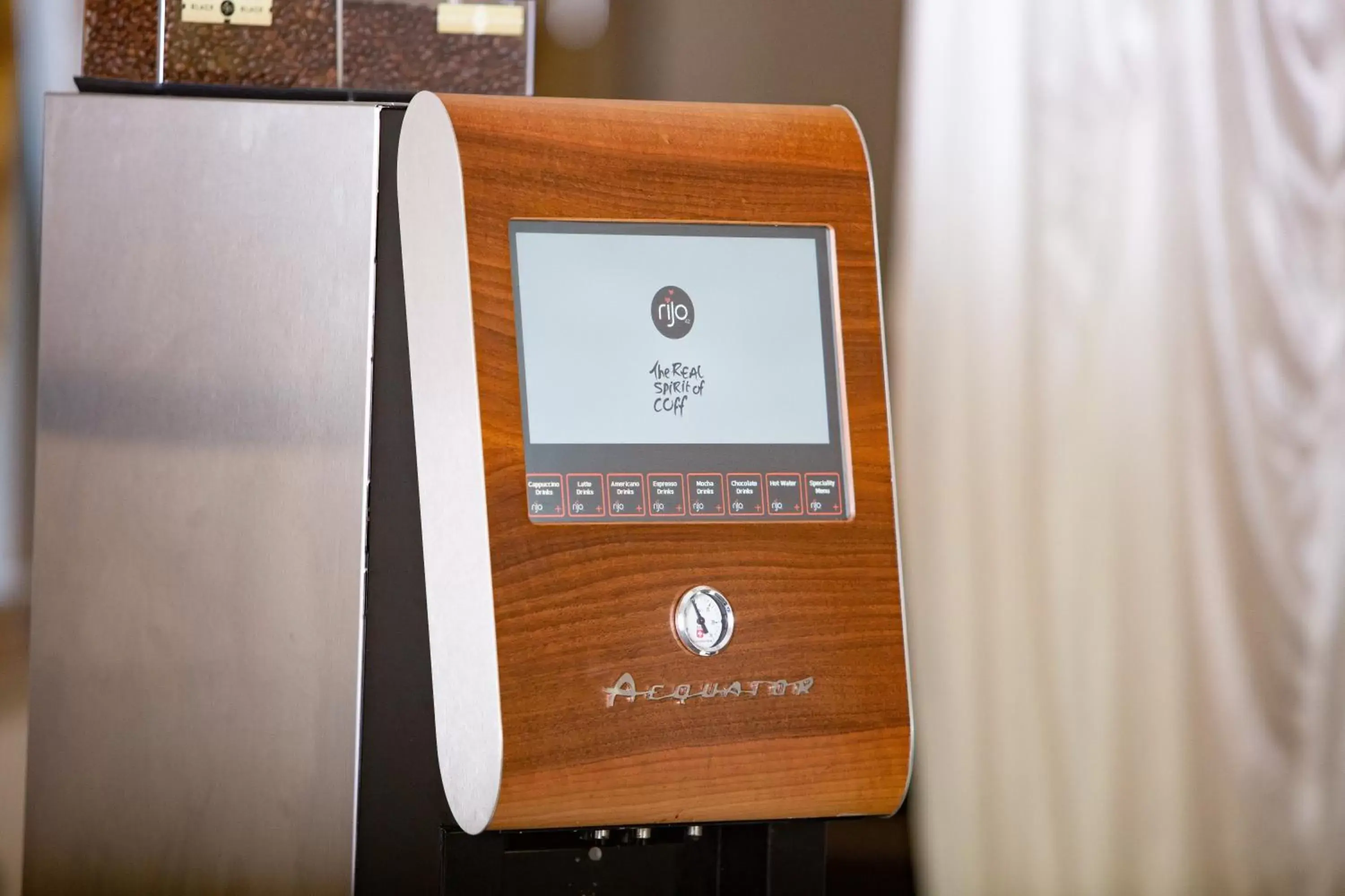 Coffee/tea facilities in Woodland Manor Hotel