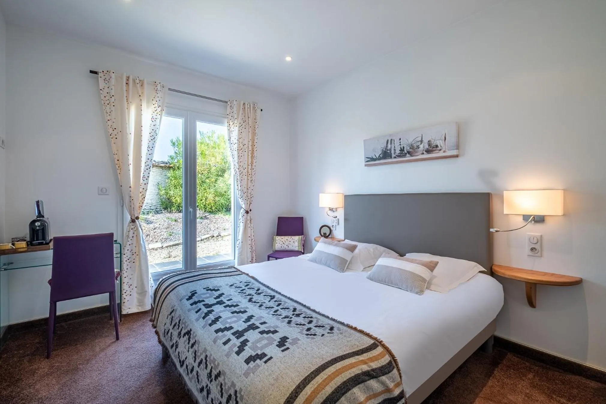 Bedroom, Bed in Domaine de l'Echassier, The Originals Relais