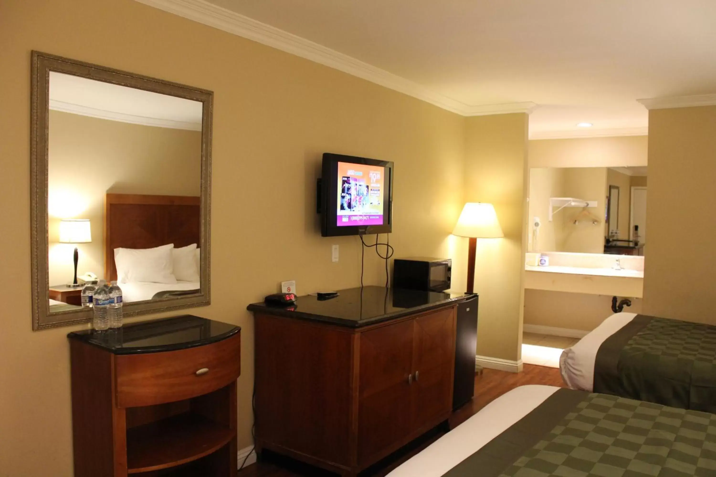 Photo of the whole room, TV/Entertainment Center in Garden Inn San Gabriel