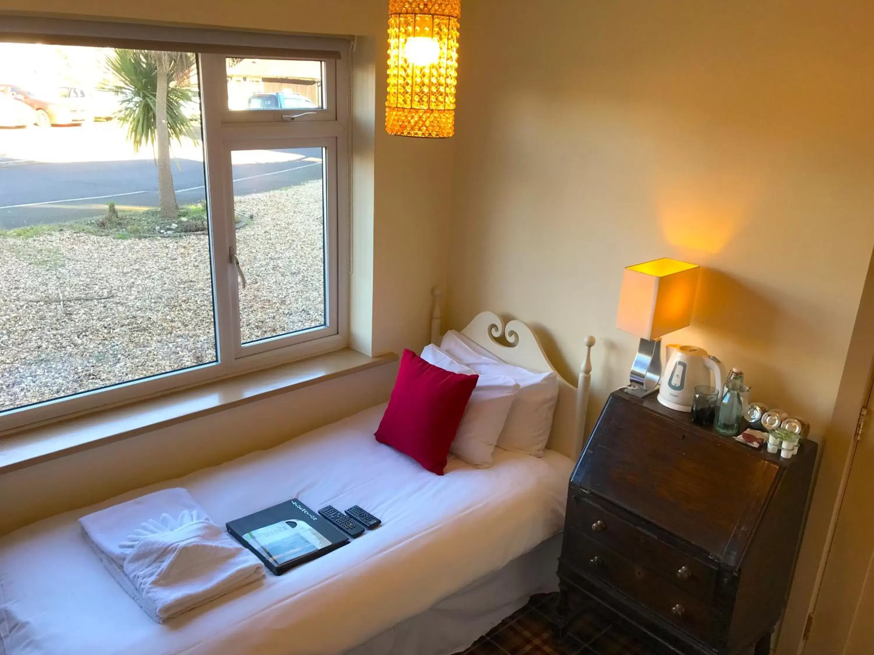 Bedroom, Bed in Thatched Cottage Hotel