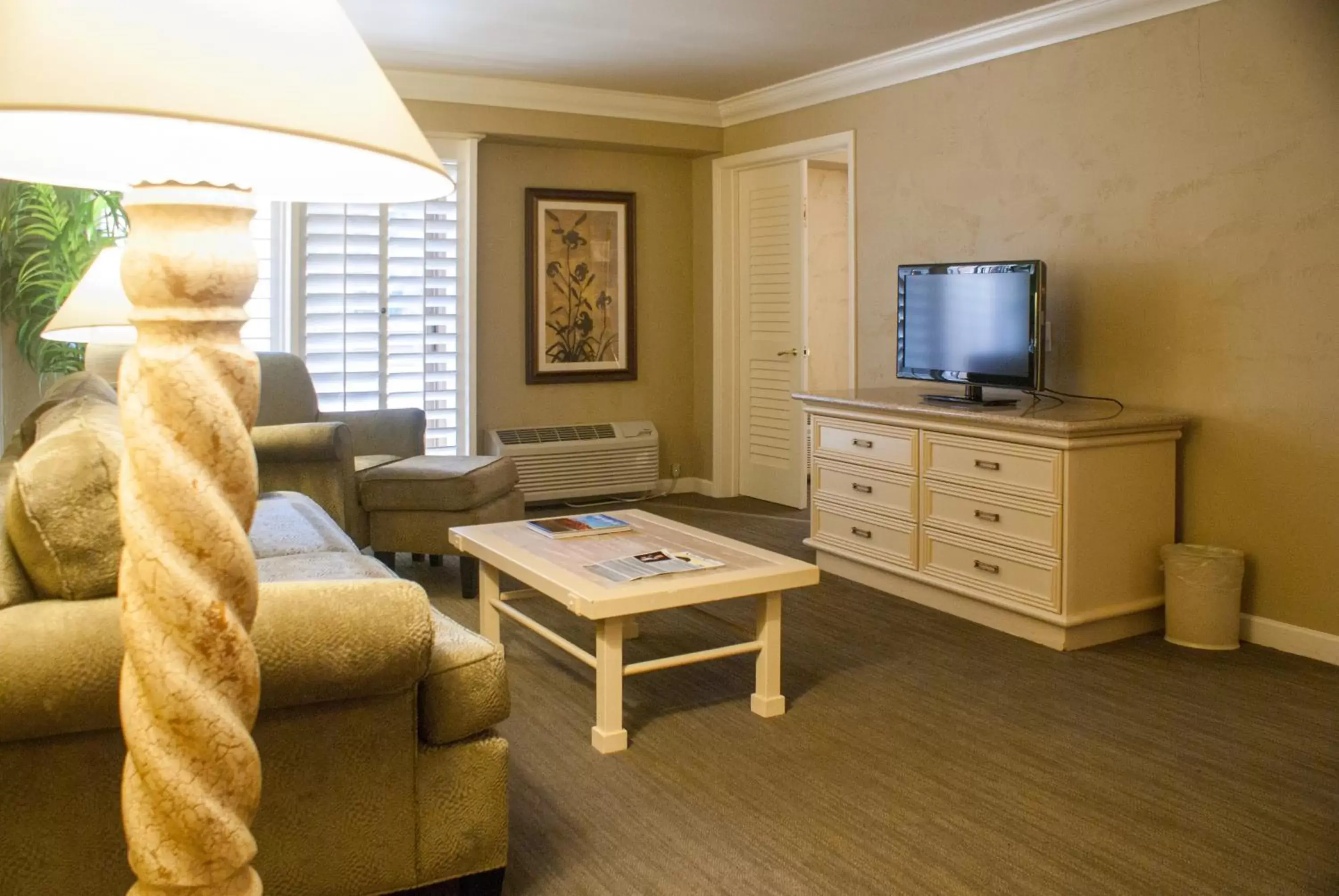 Living room, Seating Area in Indian Wells Resort Hotel