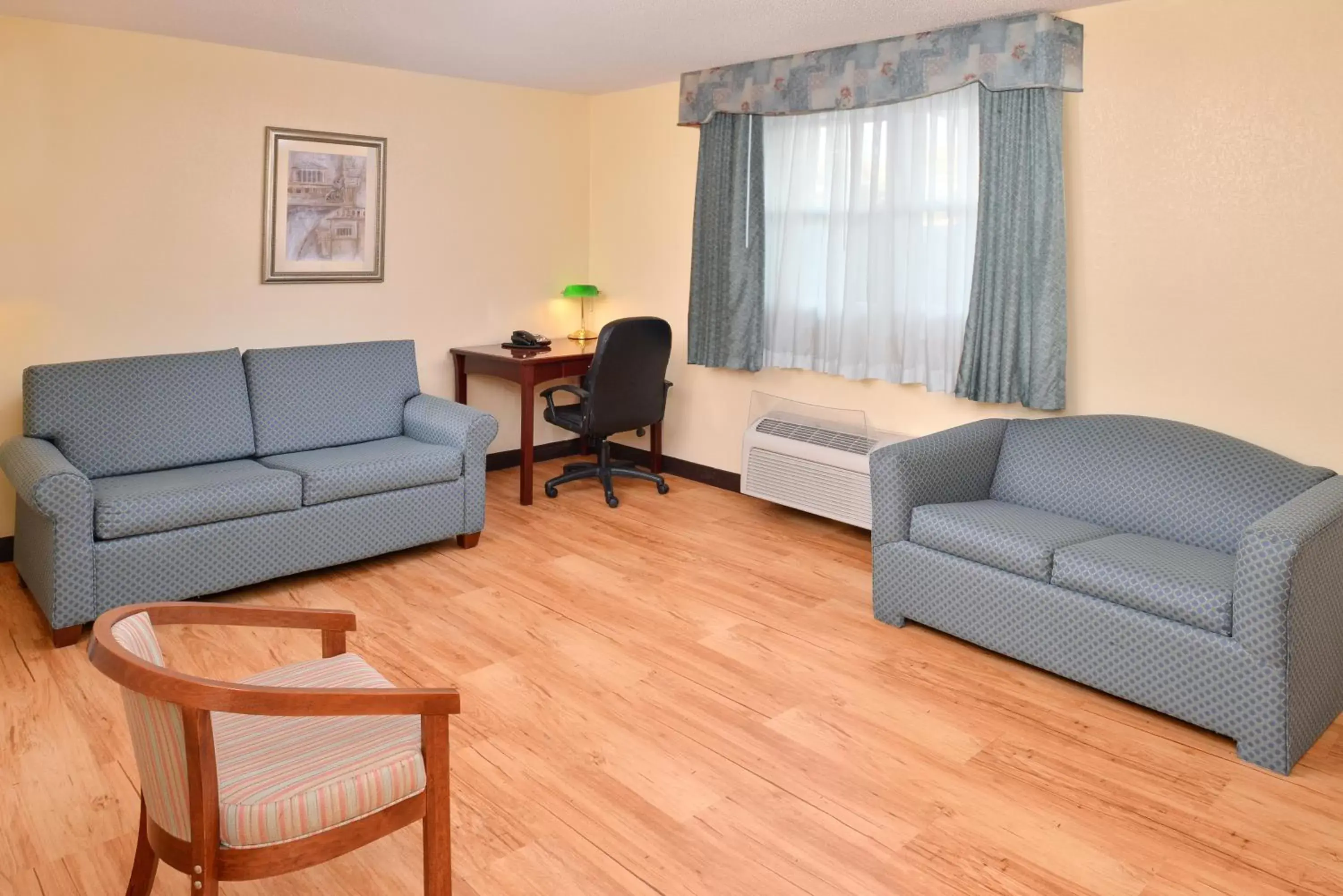 Photo of the whole room, Seating Area in Tower Inn and Suites of Guilford / Madison