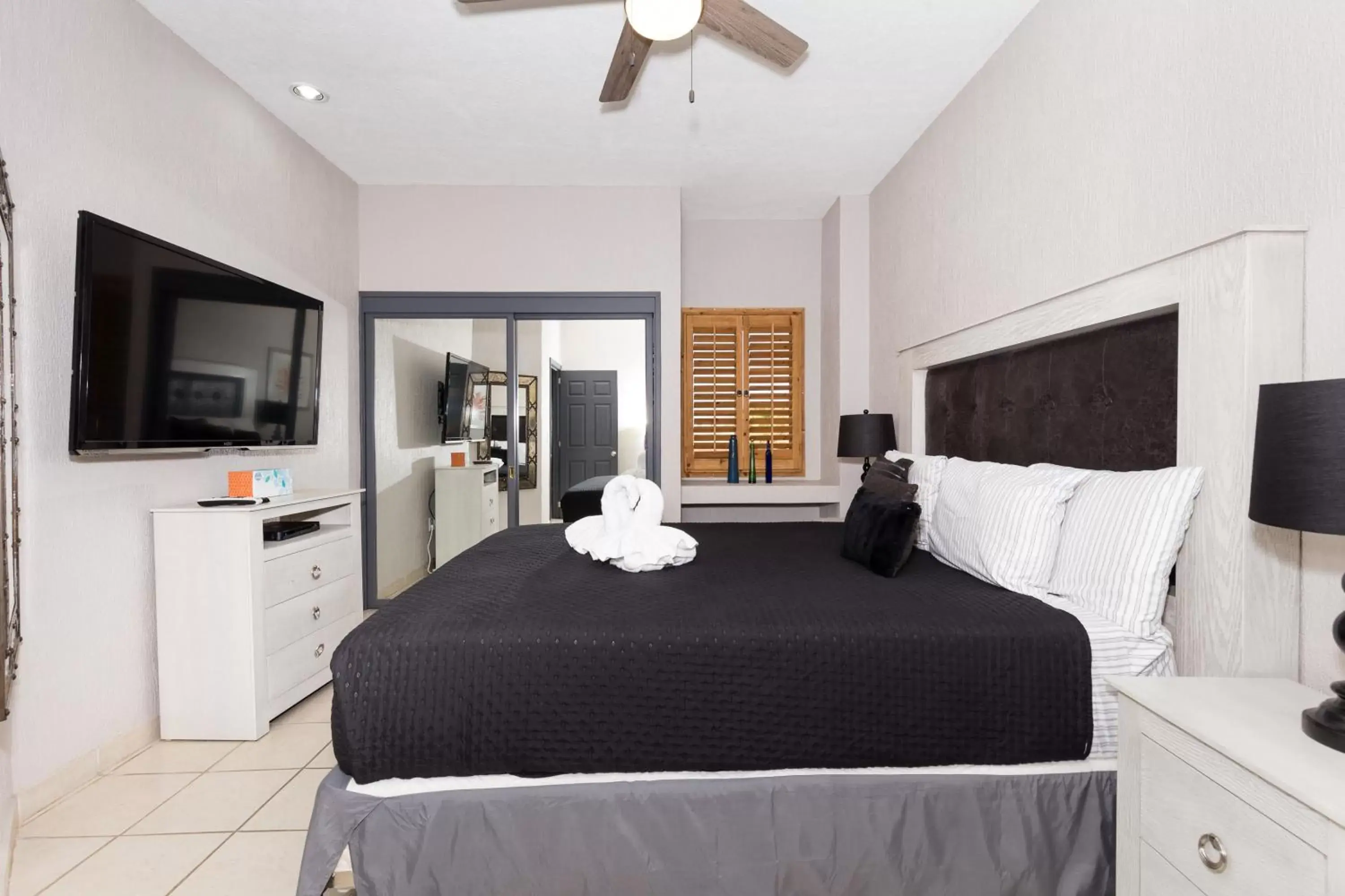 Bed in Sonoran Sea 310-W - Modern 1 bedroom