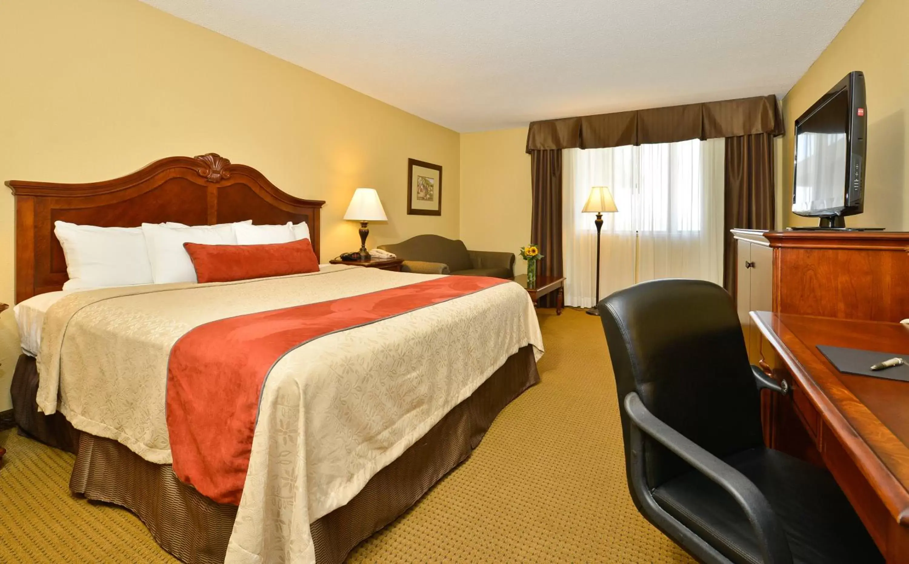 King Room with Bath Tub - Disability Access in Best Western Plus Dubuque Hotel and Conference Center