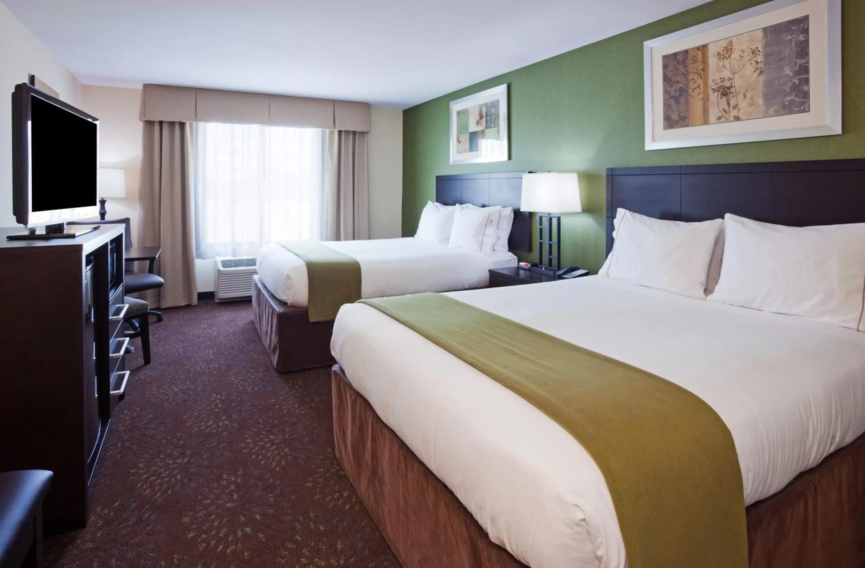 Bedroom, Bed in Holiday Inn Express and Suites Rochester West-Medical Center, an IHG Hotel