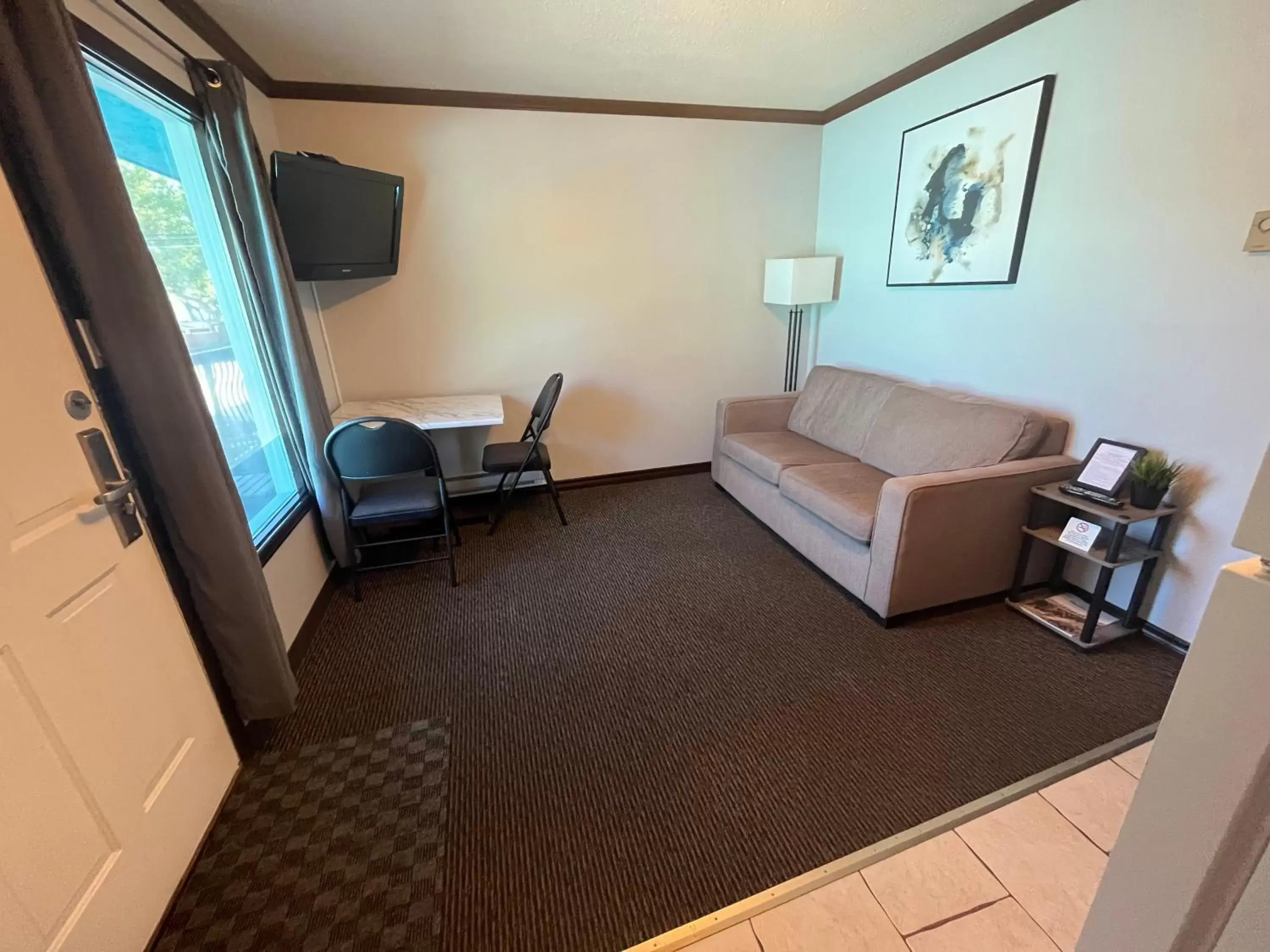 Living room, Seating Area in Lakeside Villa Inn & Suites