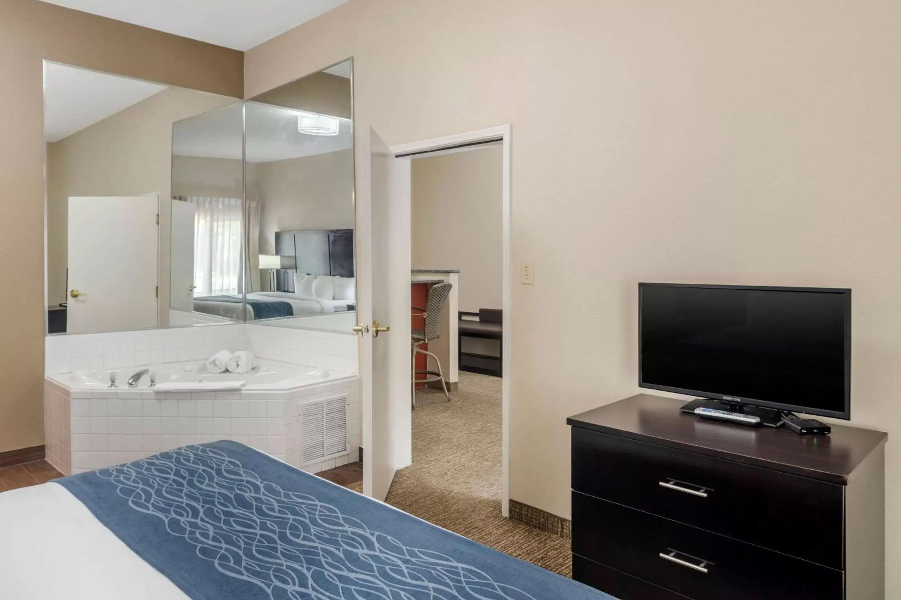 Bedroom, Kitchen/Kitchenette in Comfort Inn & Suites Atlanta Smyrna