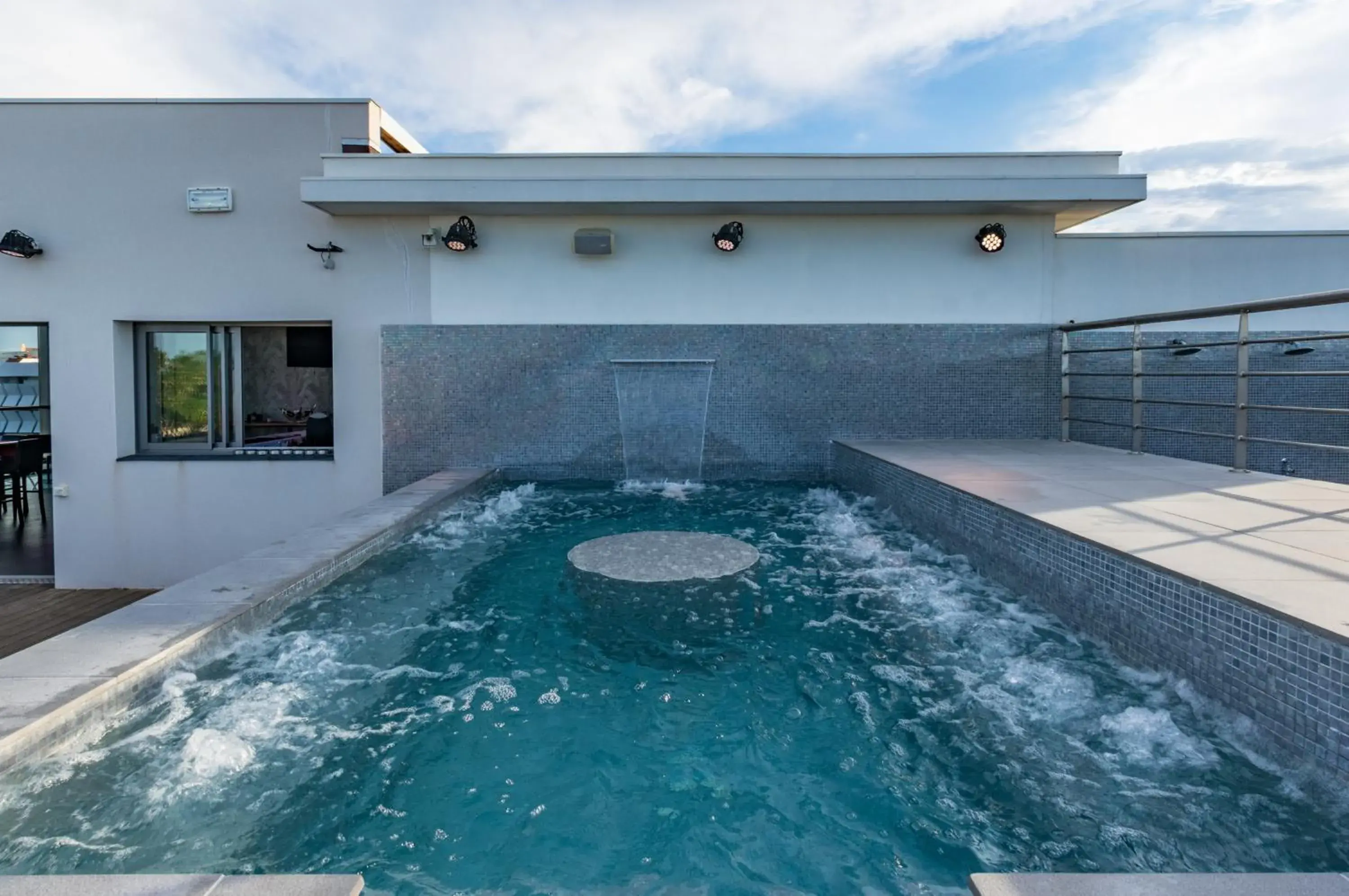 Hot Tub, Swimming Pool in Oz'Inn Hôtel & Spa