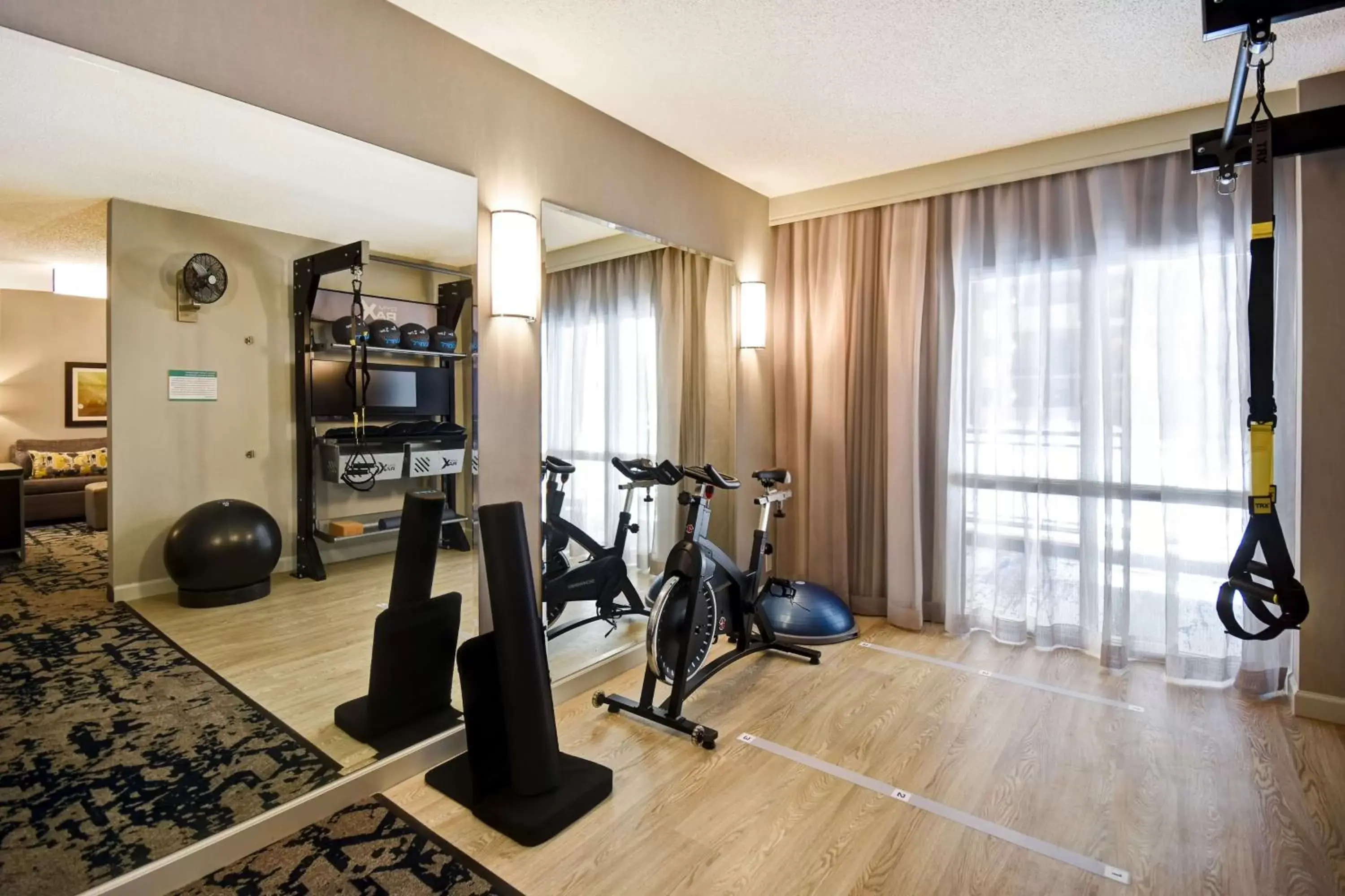 Living room, Fitness Center/Facilities in Hilton Charlotte Airport Hotel