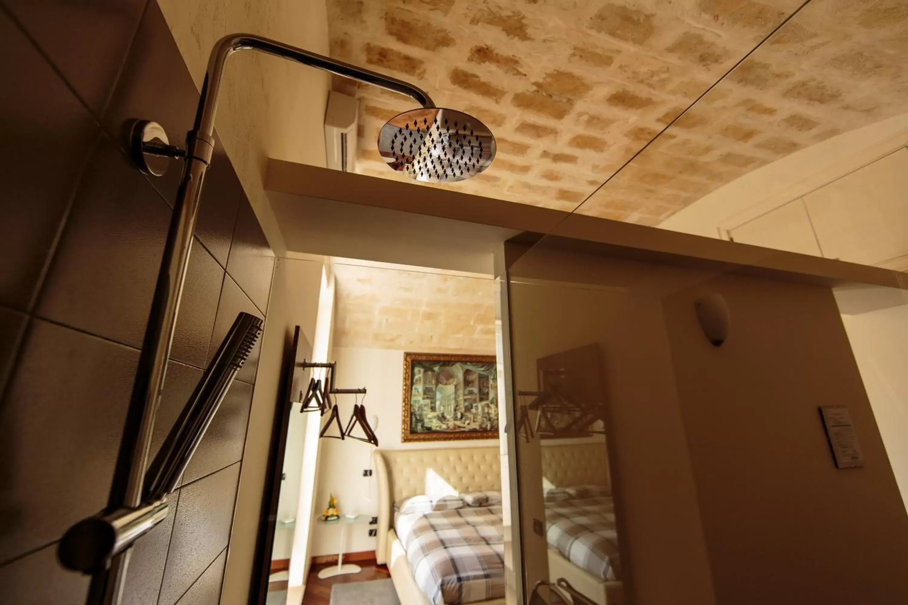 Shower, Facade/Entrance in Alla dimora di Chiara Suite and Rooms