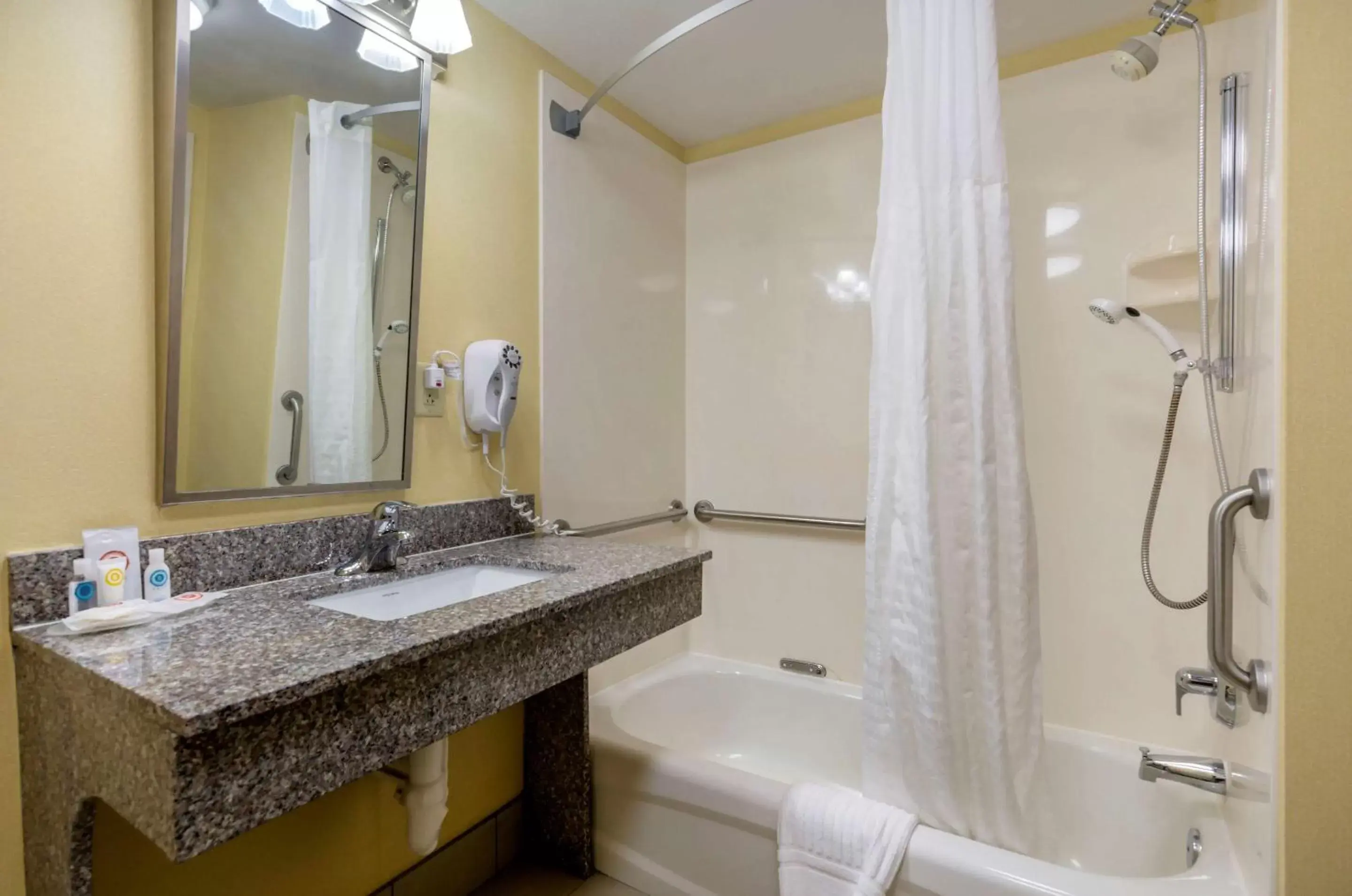 Bathroom in Comfort Inn & Suites Hillsville I-77