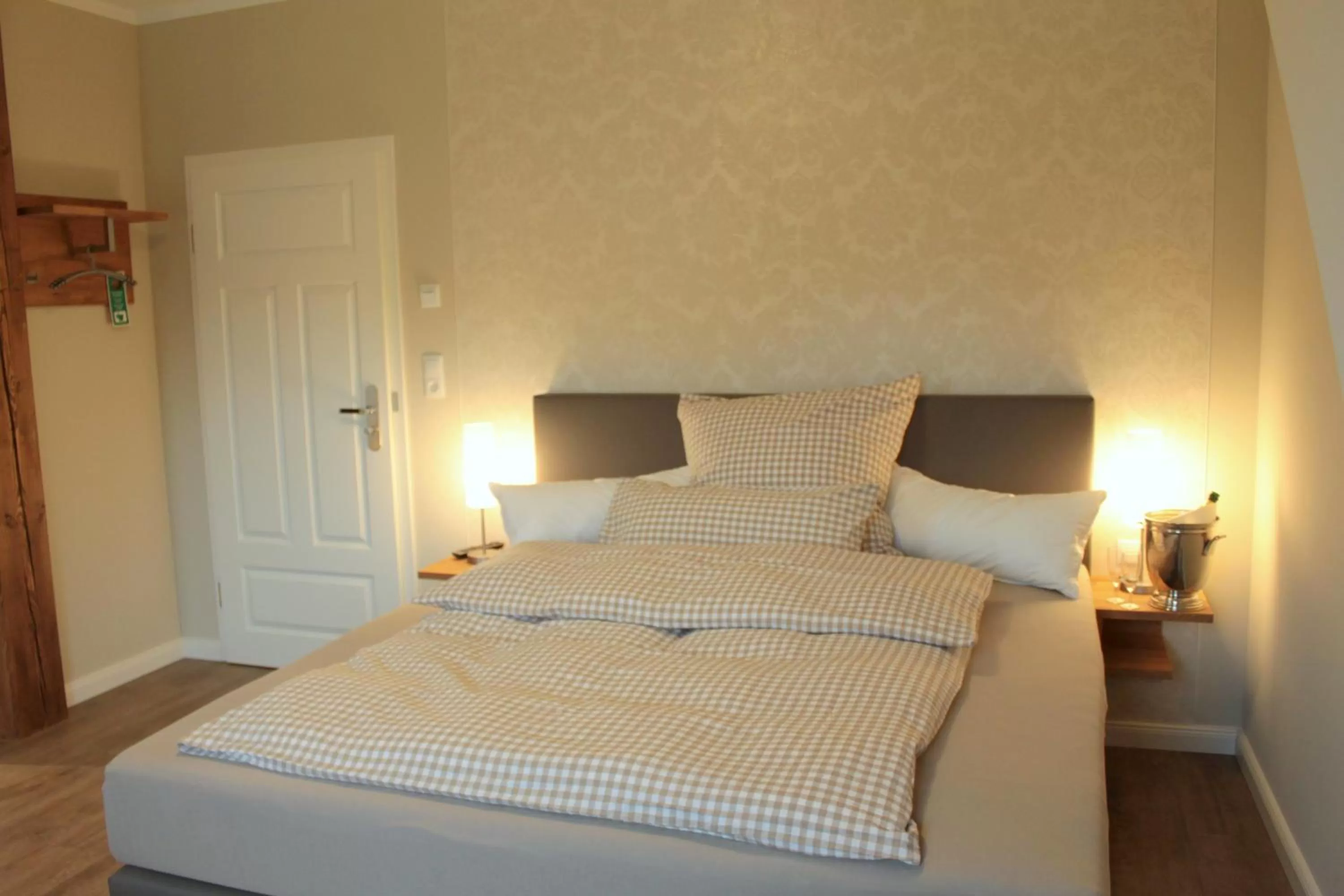 Photo of the whole room, Bed in DZ/EZ Lodberger Scheunencafe