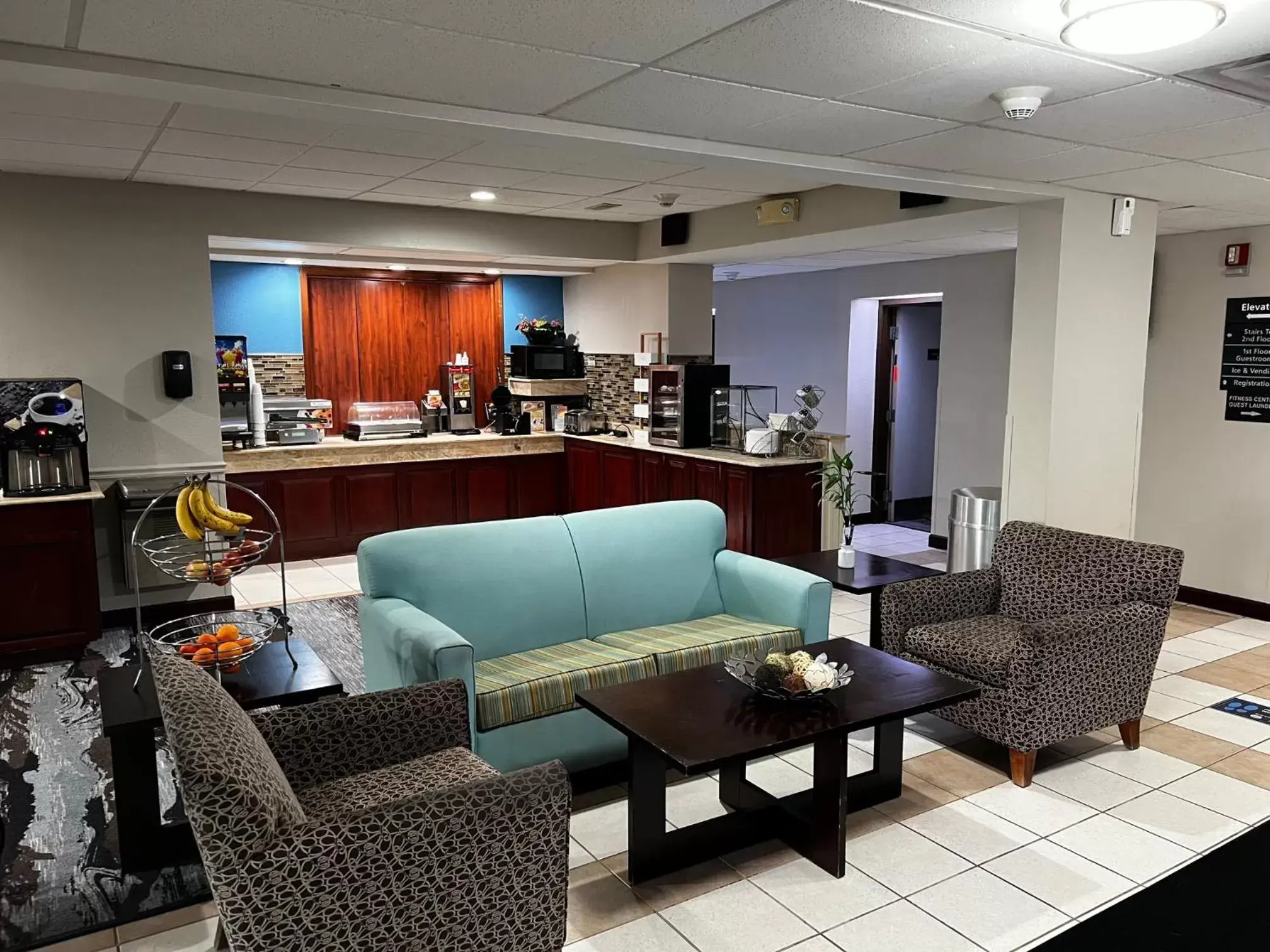 Living room in Best Western Monroe Inn