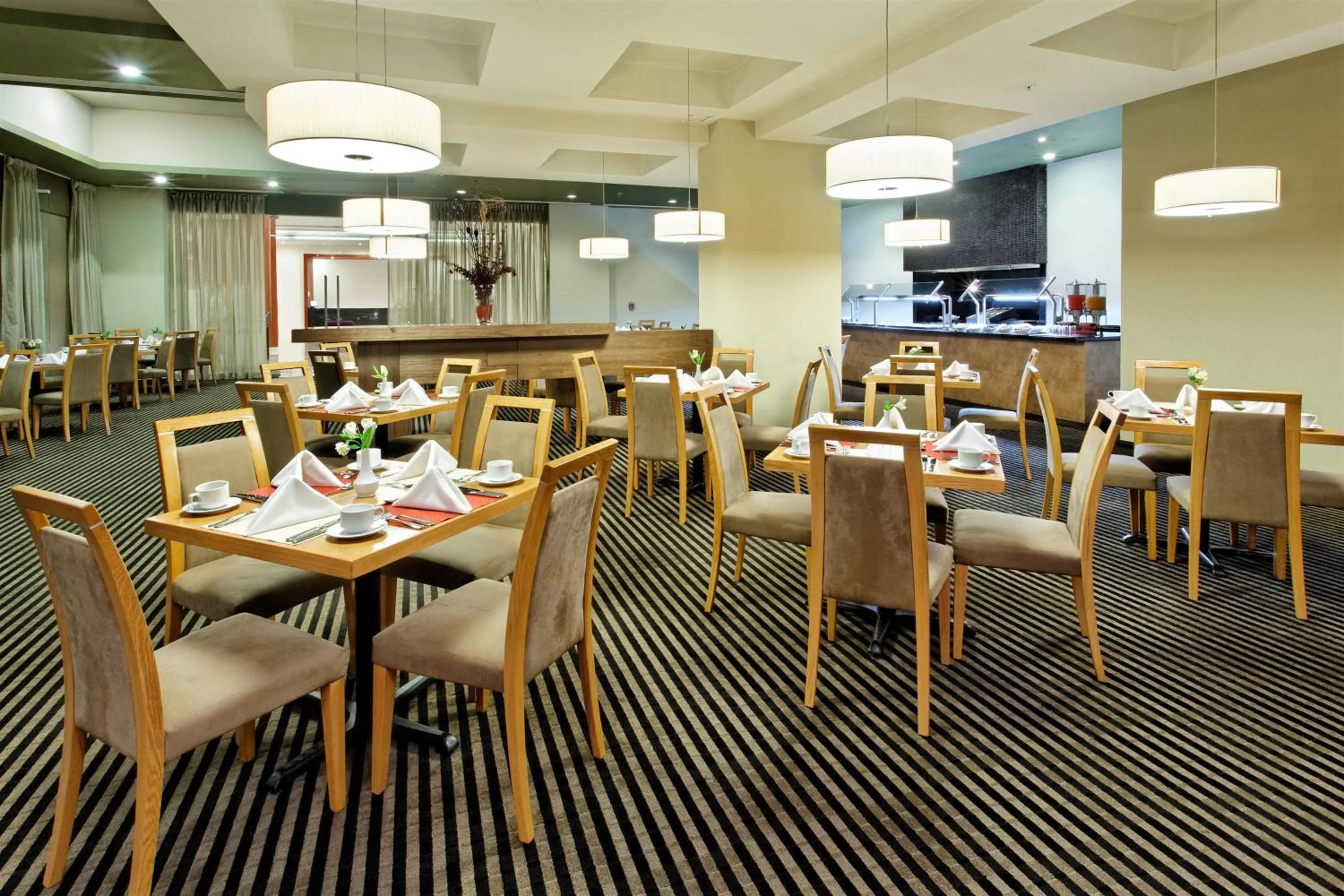 Restaurant/places to eat in Crowne Plaza Monterrey Aeropuerto by IHG